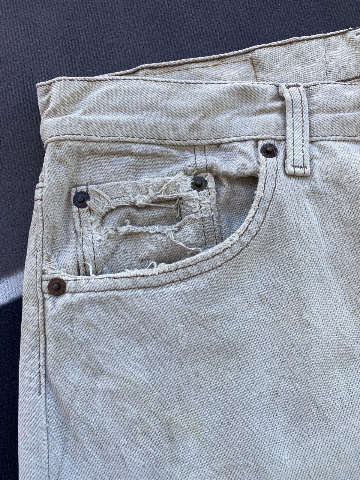 Jean × Levi's × Vintage 90s VINTAGE LEVIS 501 DISTRESSED JEANS-J376 Size US 33 - 13 Thumbnail