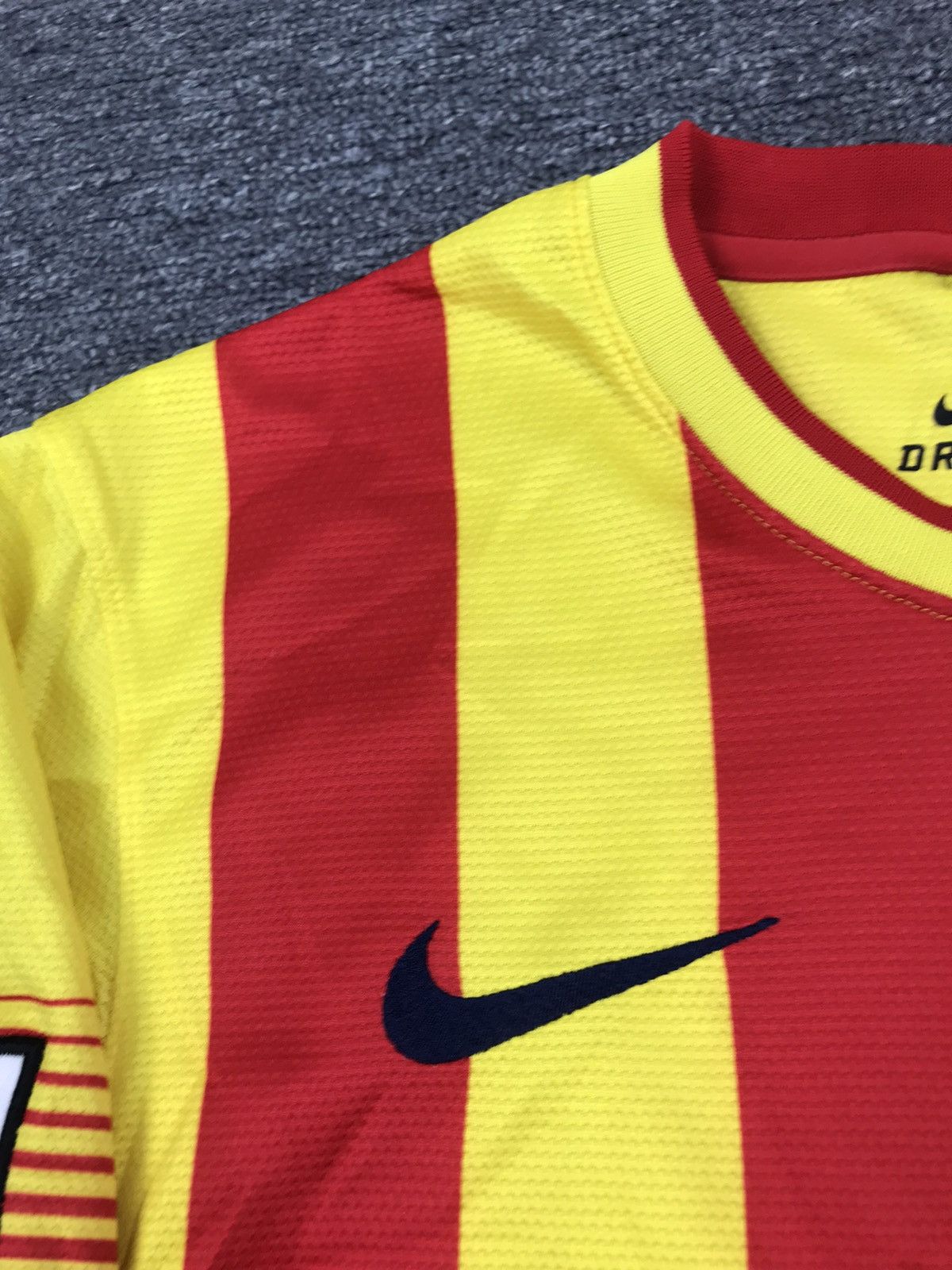 Nike BARCELONA 2013 2014 AWAY FOOTBALL SHIRT NIKE,MENS SIZE S Size US S / EU 44-46 / 1 - 6 Thumbnail