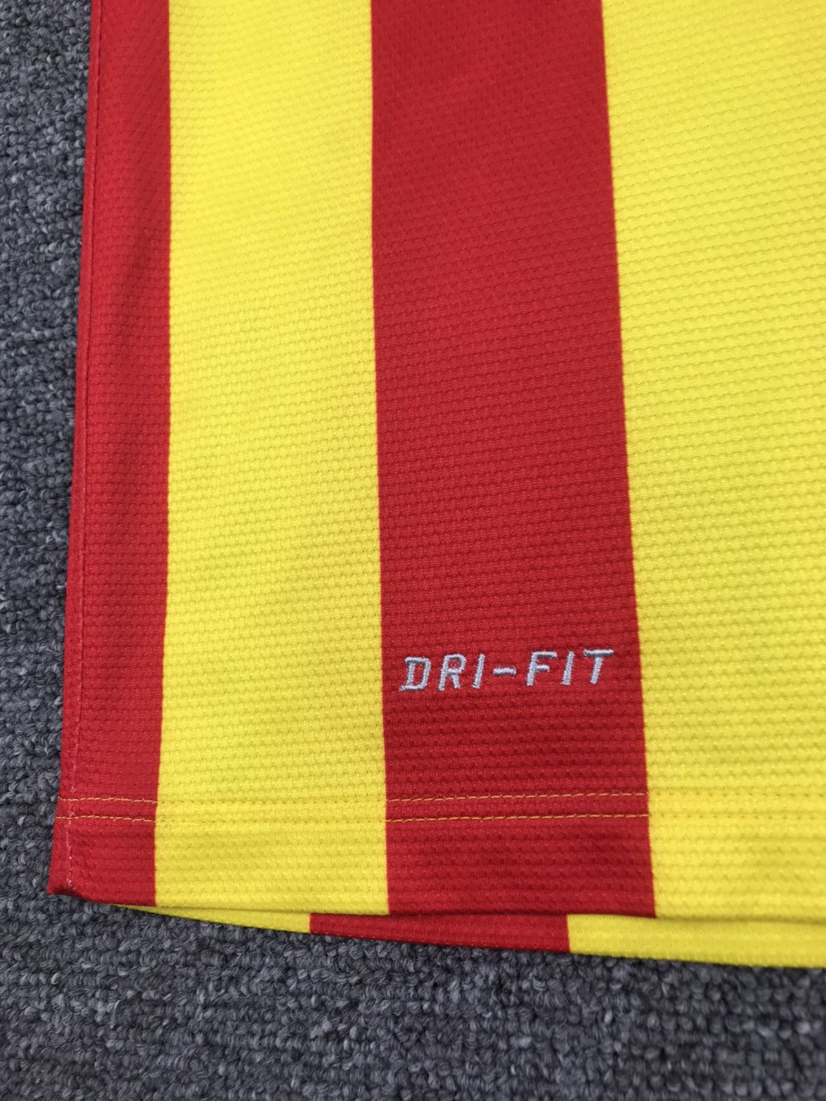 Nike BARCELONA 2013 2014 AWAY FOOTBALL SHIRT NIKE,MENS SIZE S Size US S / EU 44-46 / 1 - 9 Thumbnail