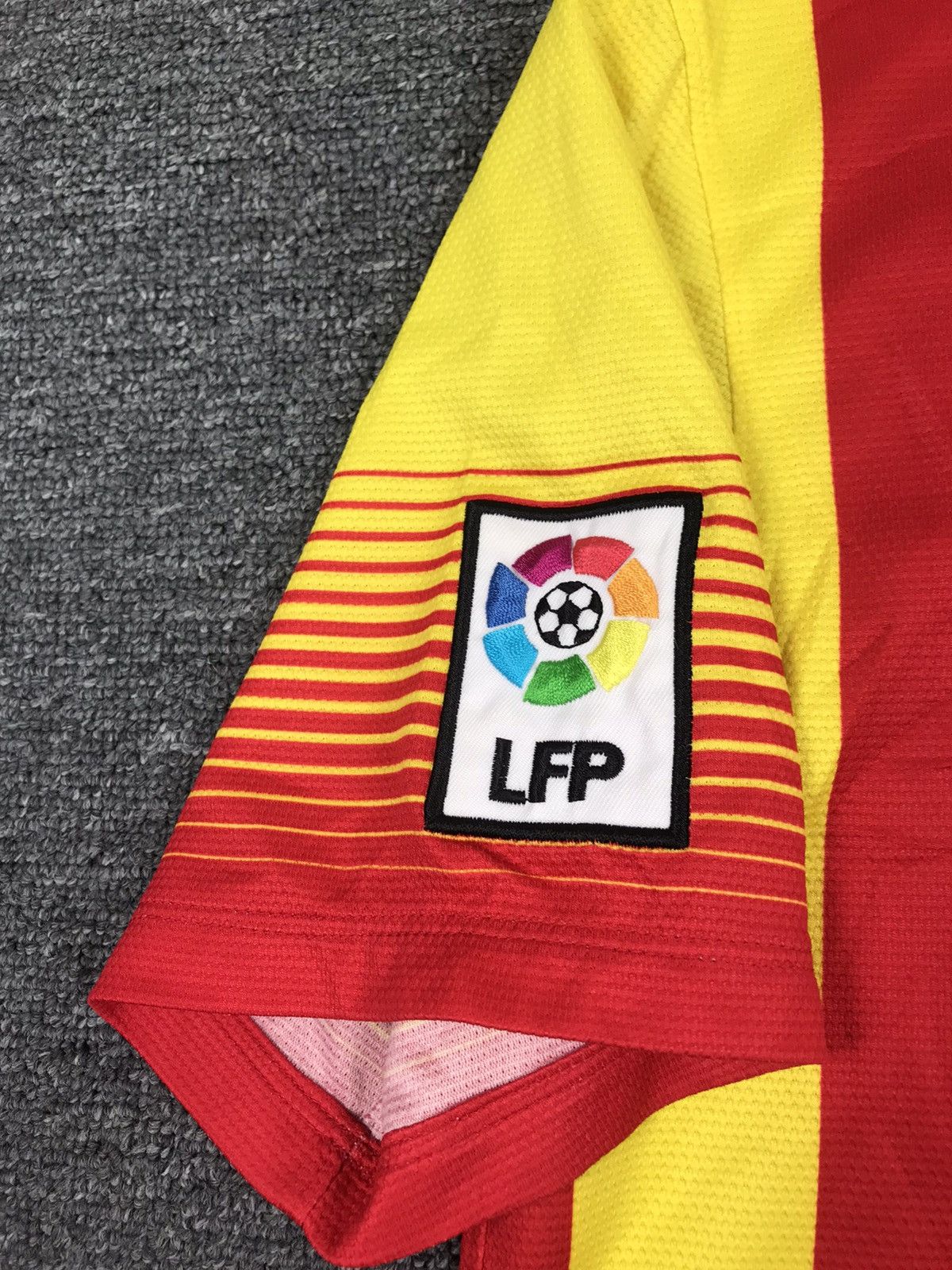 Nike BARCELONA 2013 2014 AWAY FOOTBALL SHIRT NIKE,MENS SIZE S Size US S / EU 44-46 / 1 - 4 Thumbnail