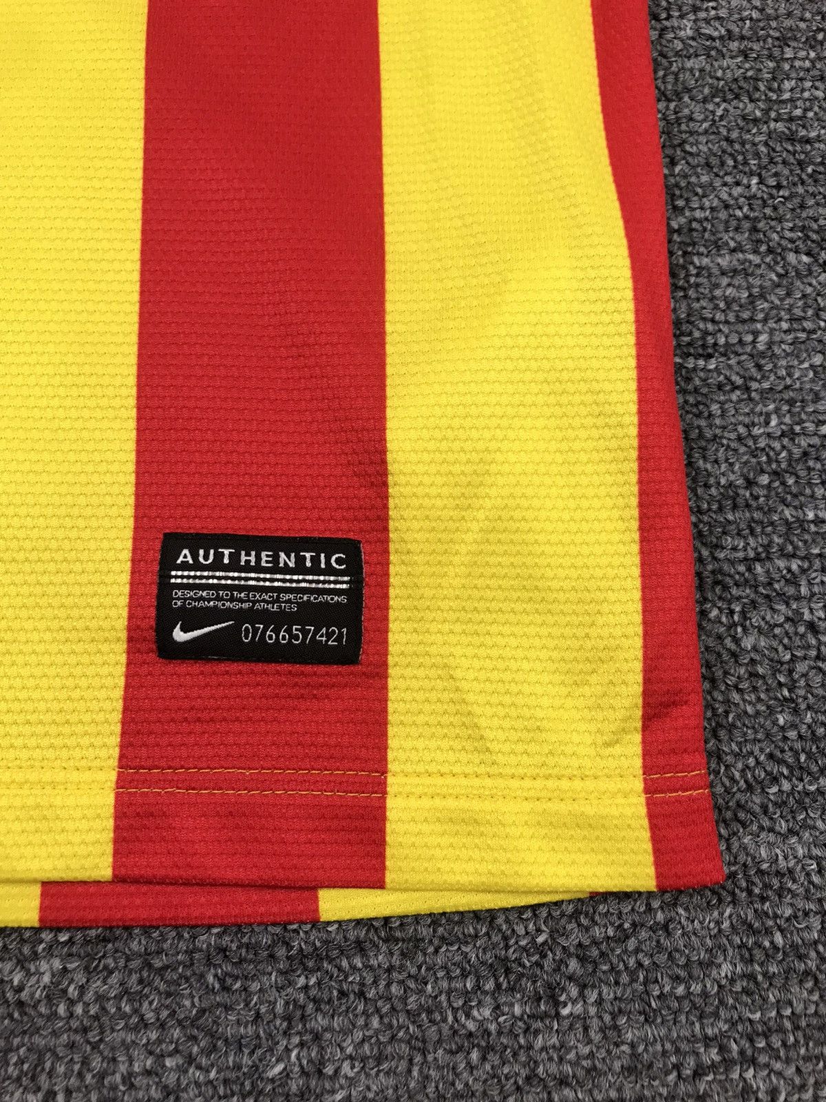Nike BARCELONA 2013 2014 AWAY FOOTBALL SHIRT NIKE,MENS SIZE S Size US S / EU 44-46 / 1 - 10 Thumbnail