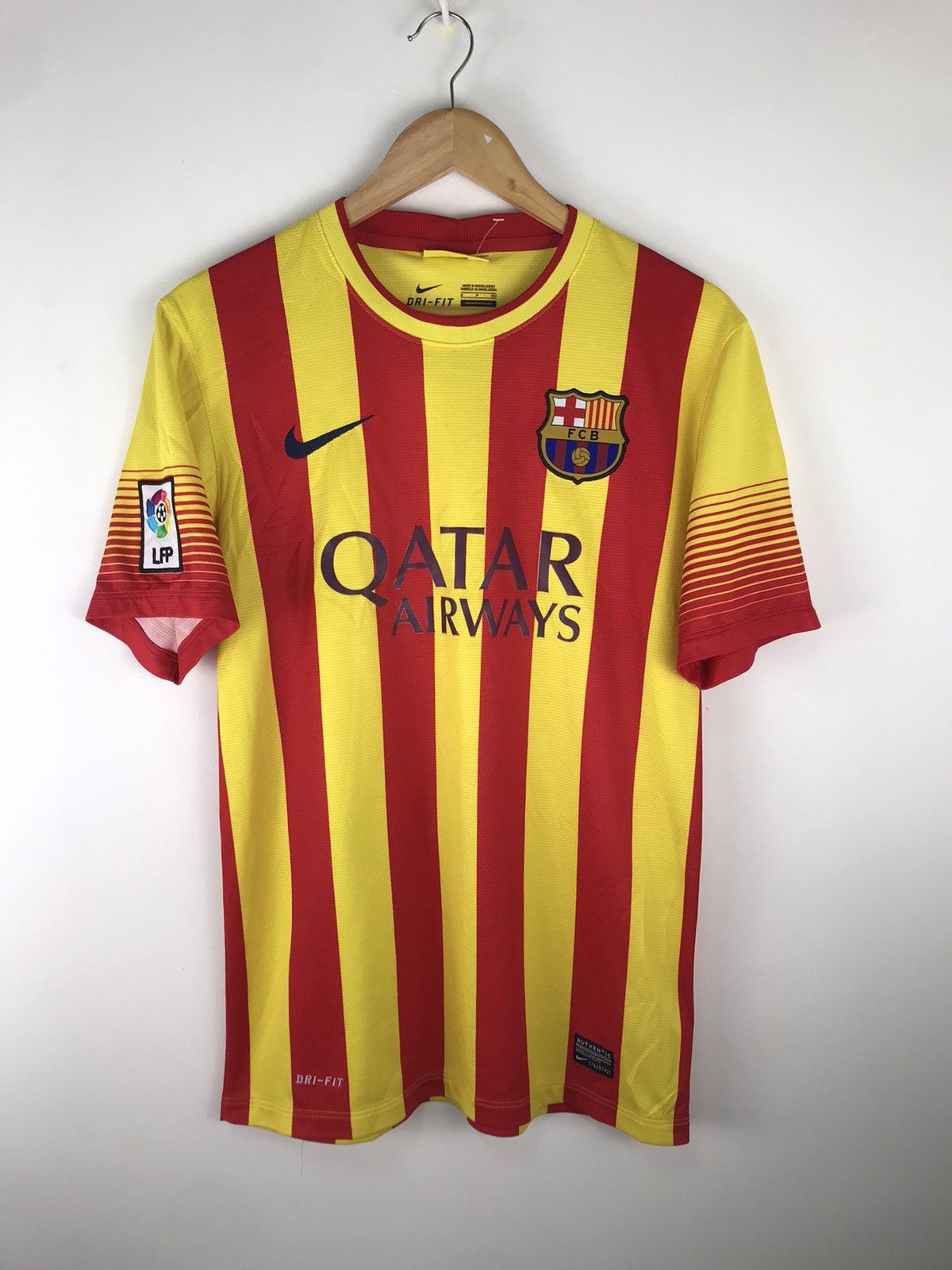 Nike BARCELONA 2013 2014 AWAY FOOTBALL SHIRT NIKE,MENS SIZE S Size US S / EU 44-46 / 1 - 1 Thumbnail