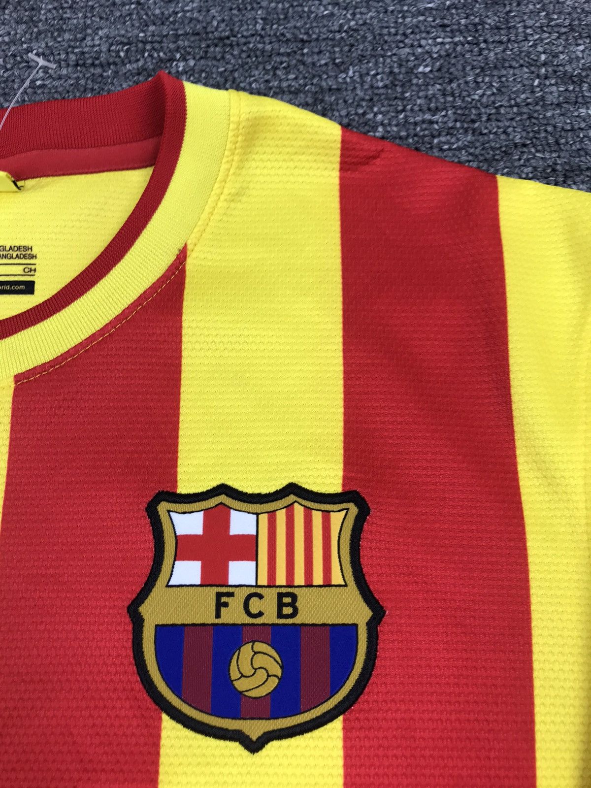 Nike BARCELONA 2013 2014 AWAY FOOTBALL SHIRT NIKE,MENS SIZE S Size US S / EU 44-46 / 1 - 7 Thumbnail