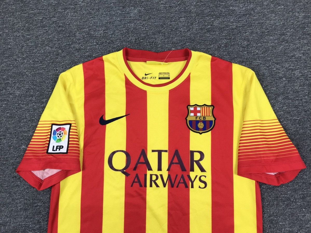 Nike BARCELONA 2013 2014 AWAY FOOTBALL SHIRT NIKE,MENS SIZE S Size US S / EU 44-46 / 1 - 3 Thumbnail