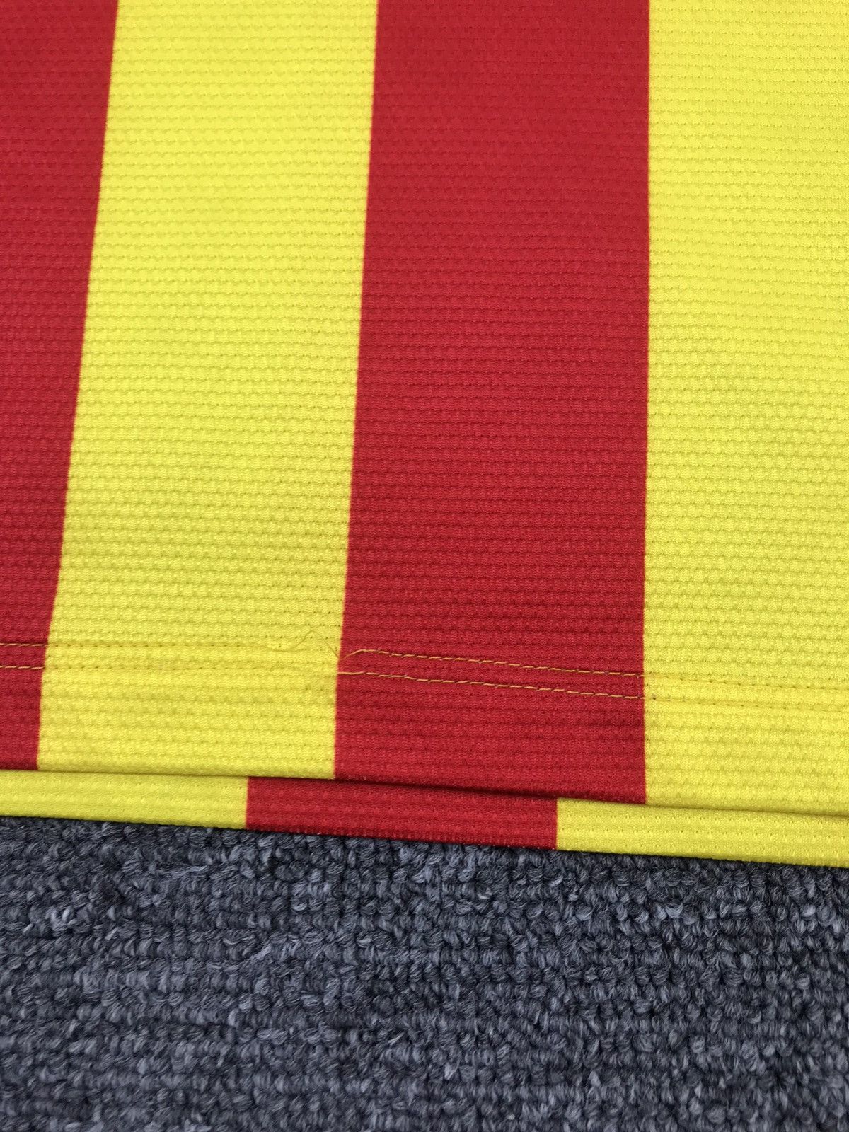 Nike BARCELONA 2013 2014 AWAY FOOTBALL SHIRT NIKE,MENS SIZE S Size US S / EU 44-46 / 1 - 8 Thumbnail