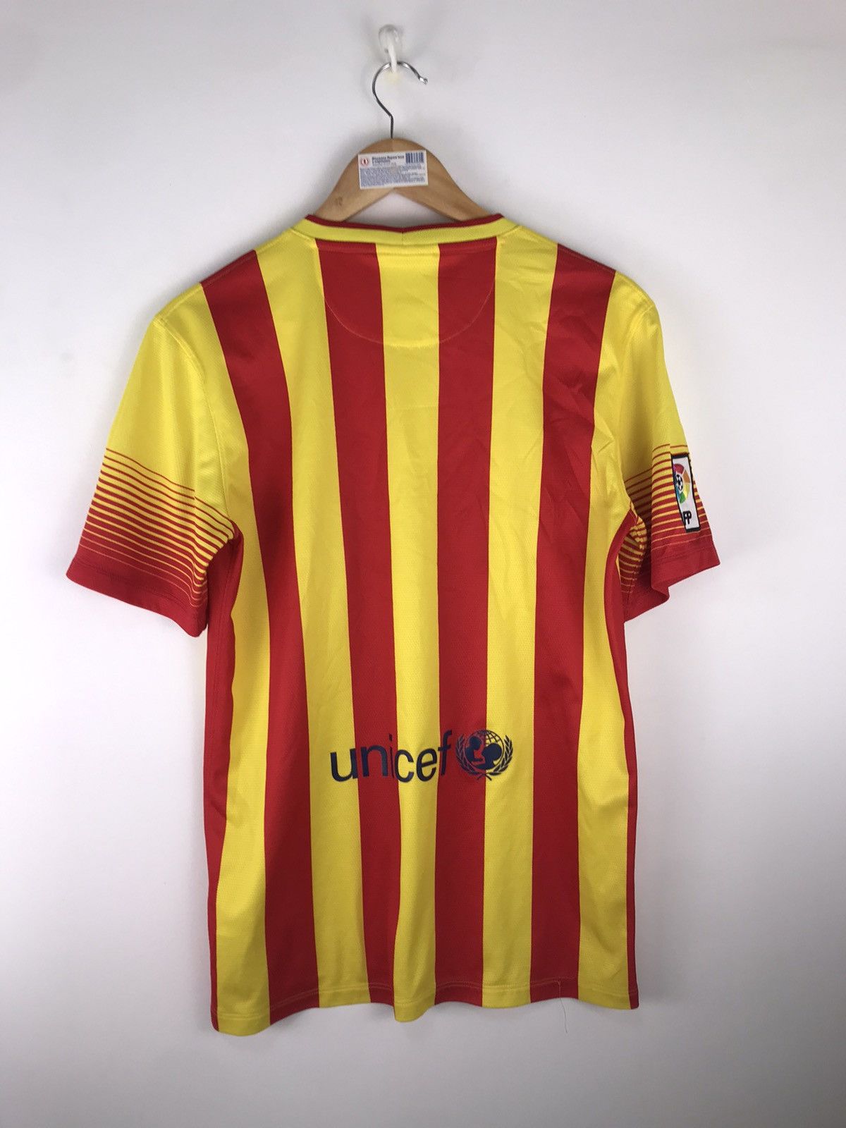 Nike BARCELONA 2013 2014 AWAY FOOTBALL SHIRT NIKE,MENS SIZE S Size US S / EU 44-46 / 1 - 2 Thumbnail