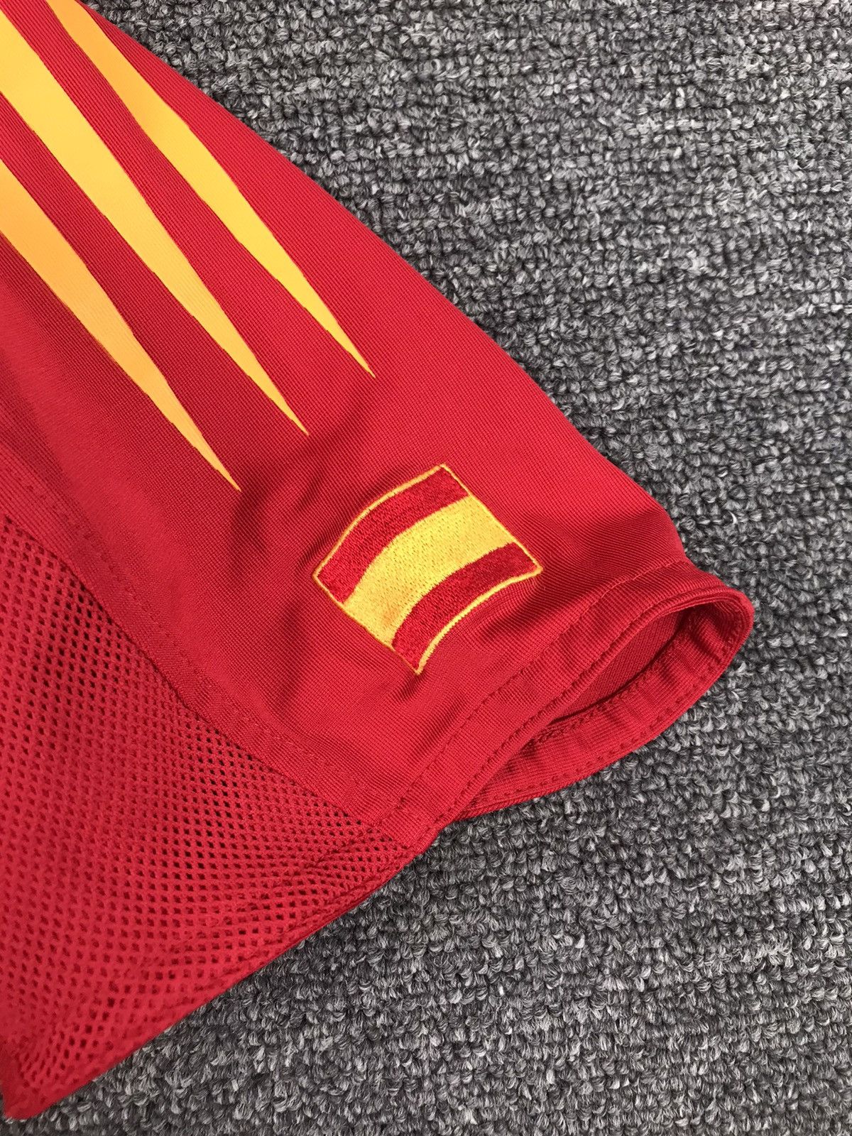 Adidas SPAIN 2004 2006 HOME FOOTBALL SHIRT ADIDAS 600179 sz S Size US S / EU 44-46 / 1 - 4 Thumbnail