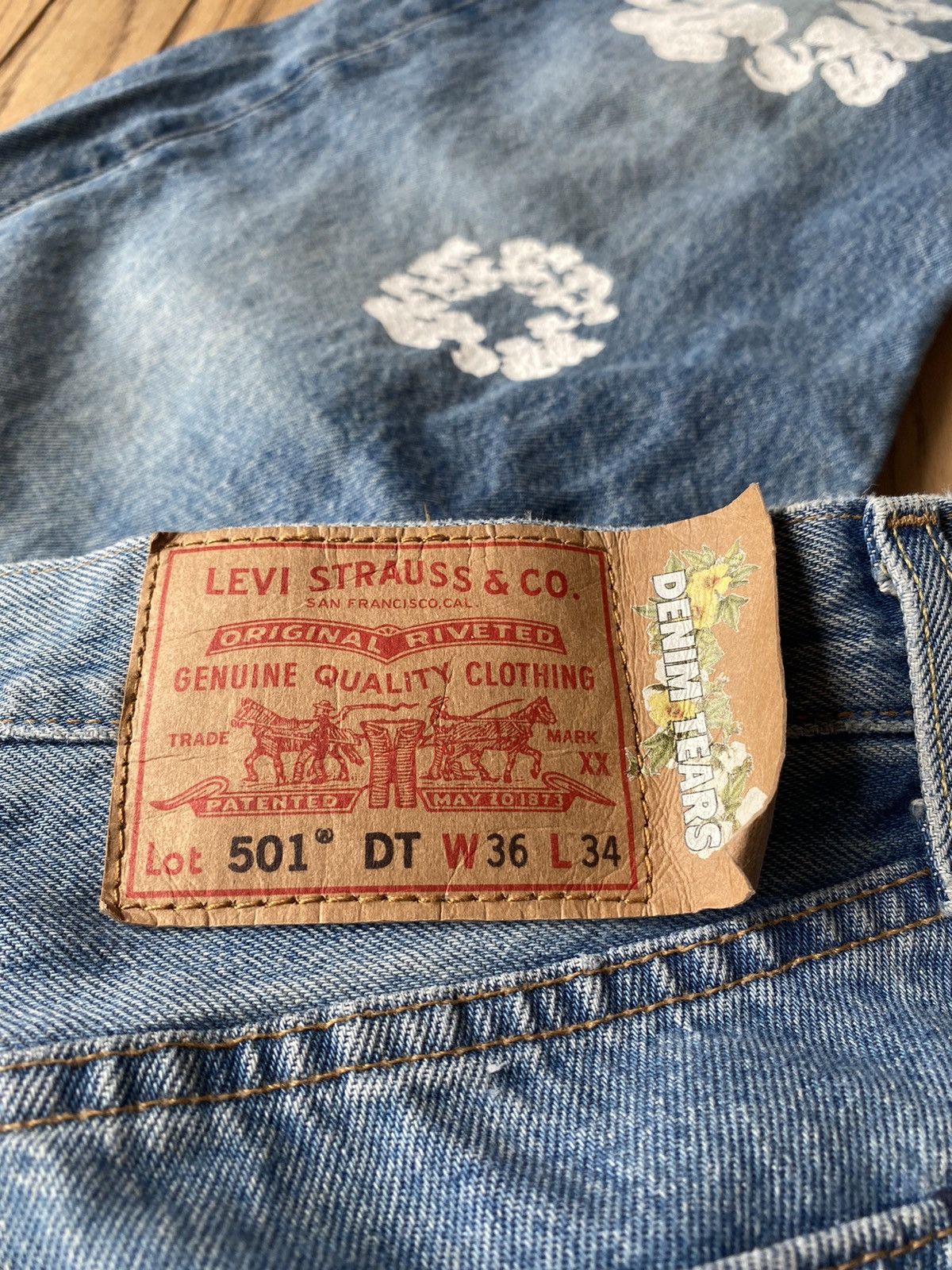DENIM TEARS × Levi's Denim Tears Levis Light Wash Cotton Wreath Denim Size US 36 / EU 52 - 3 Thumbnail