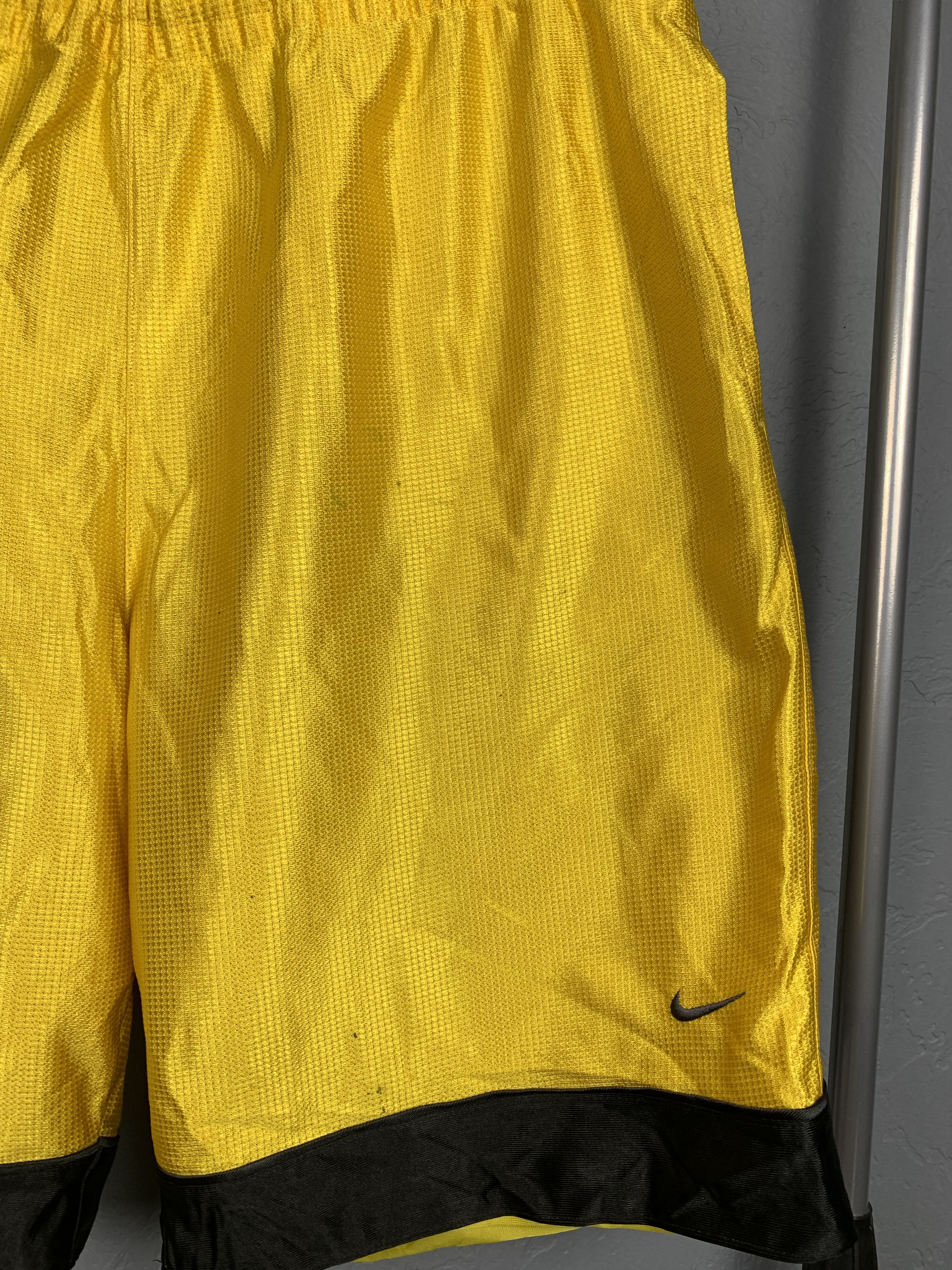Nike Nike 90s Vintage Mens Shorts Y2K Size US 34 / EU 50 - 2 Thumbnail