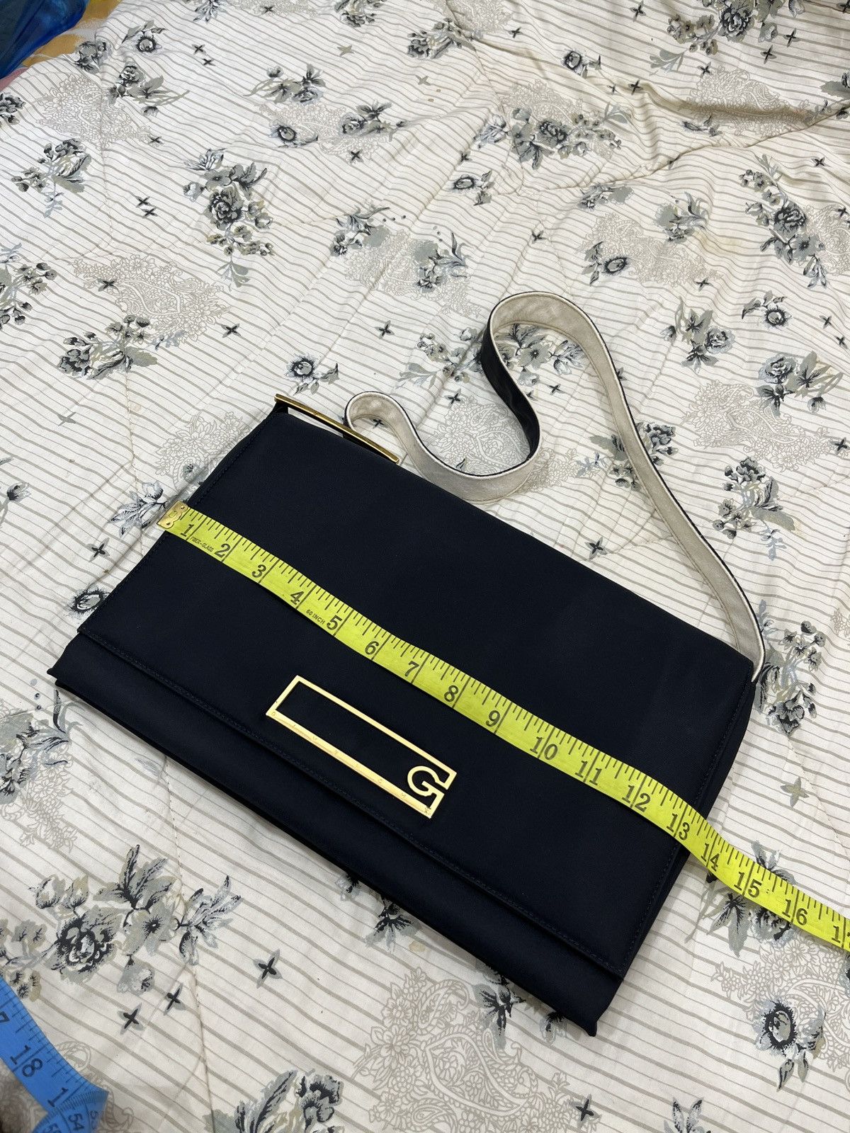 Givenchy 🔥🔥STEALS VINTAGE AUTHENTIC GIVENCHY SHOULDER BAG Size ONE SIZE - 18 Thumbnail