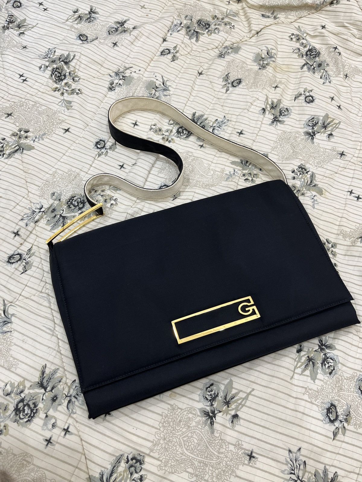 Givenchy 🔥🔥STEALS VINTAGE AUTHENTIC GIVENCHY SHOULDER BAG Size ONE SIZE - 17 Thumbnail