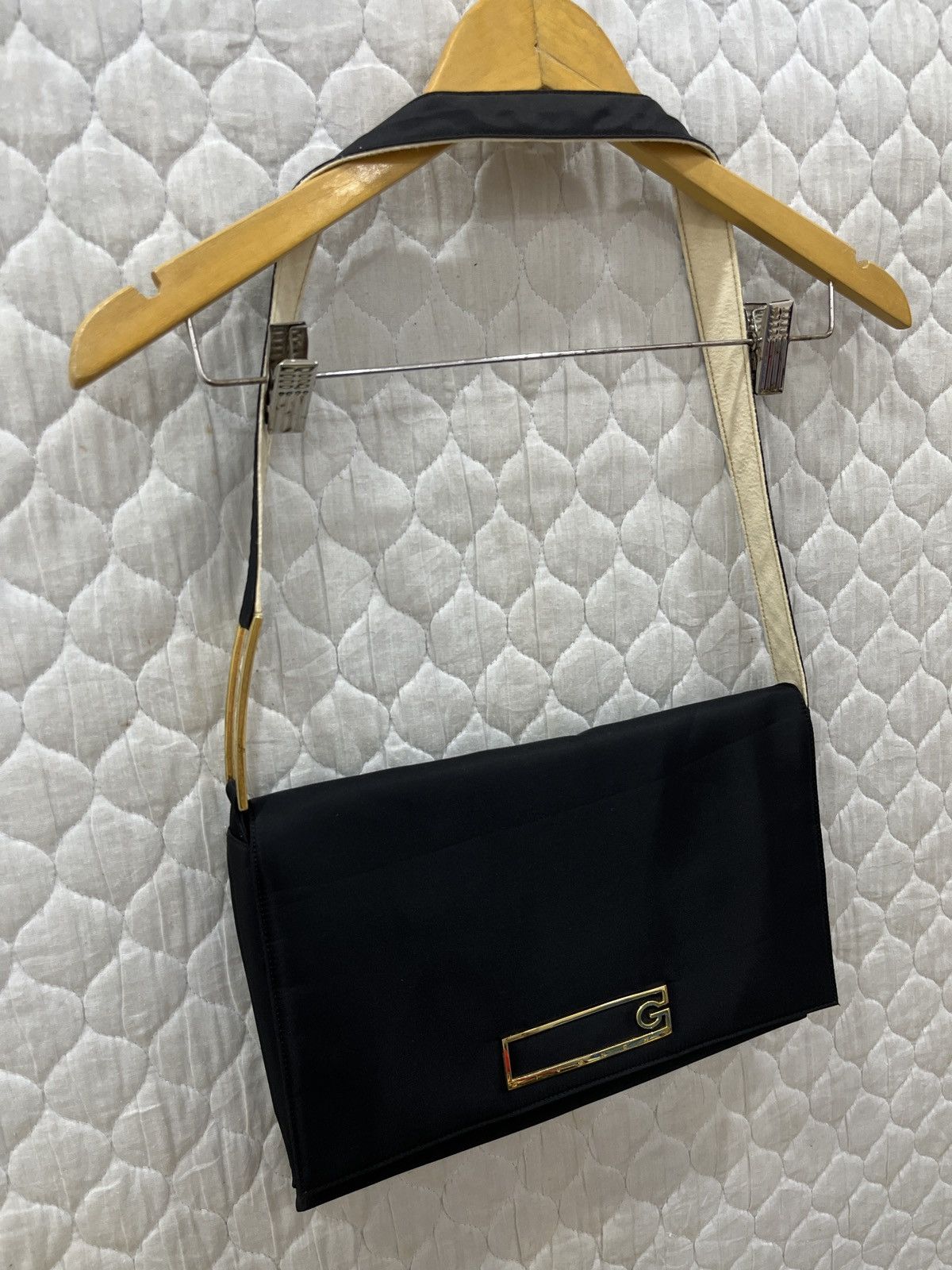 Givenchy 🔥🔥STEALS VINTAGE AUTHENTIC GIVENCHY SHOULDER BAG Size ONE SIZE - 3 Thumbnail