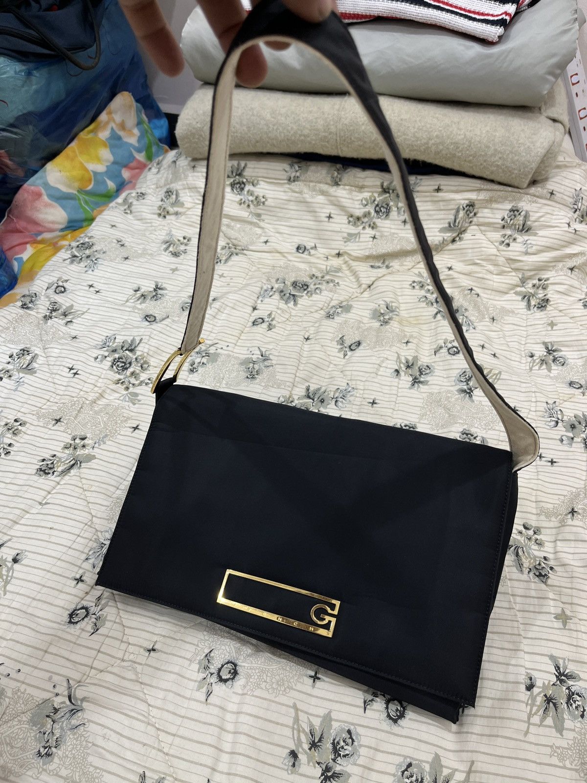 Givenchy 🔥🔥STEALS VINTAGE AUTHENTIC GIVENCHY SHOULDER BAG Size ONE SIZE - 12 Thumbnail