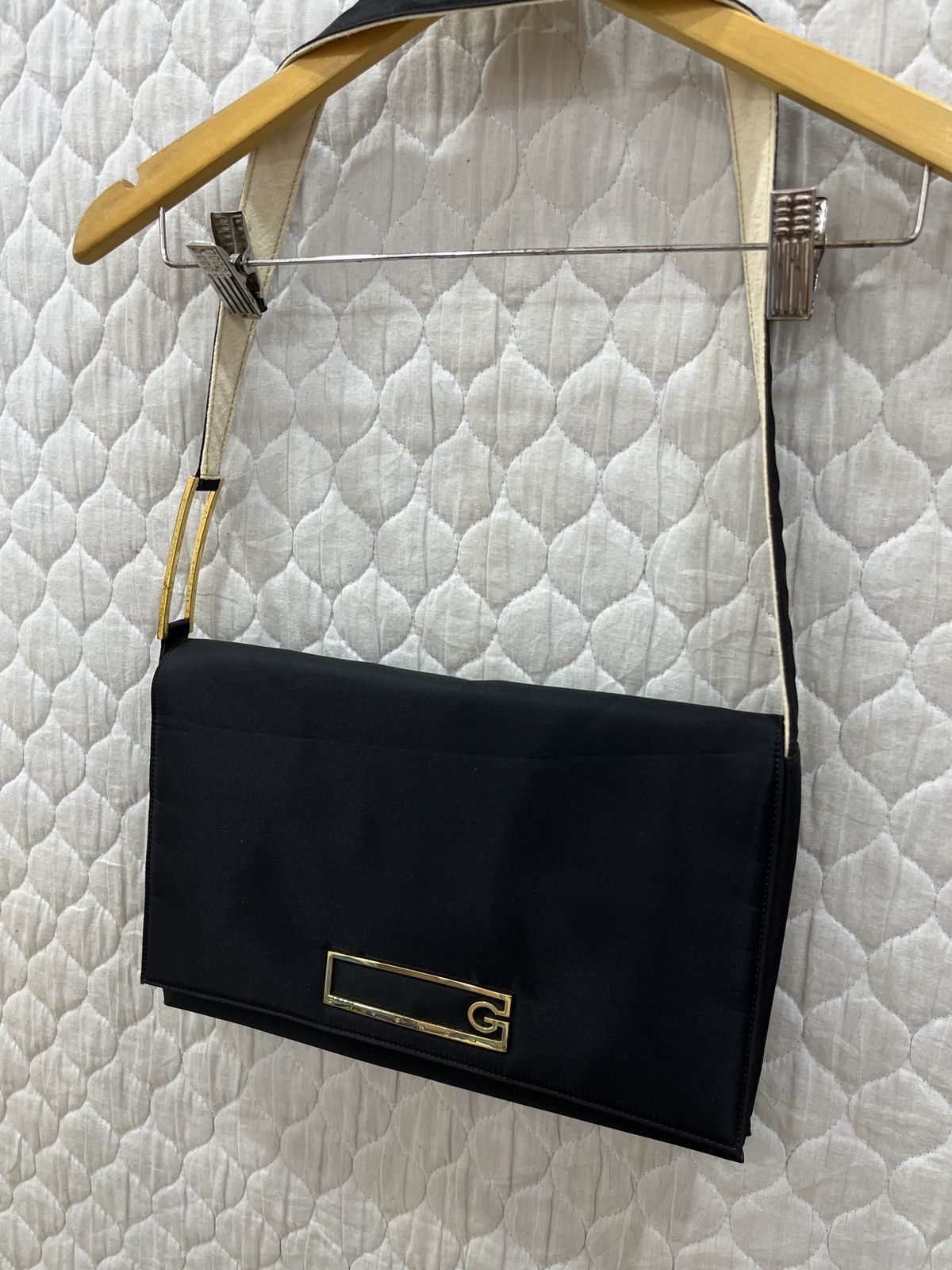 Givenchy 🔥🔥STEALS VINTAGE AUTHENTIC GIVENCHY SHOULDER BAG Size ONE SIZE - 2 Thumbnail