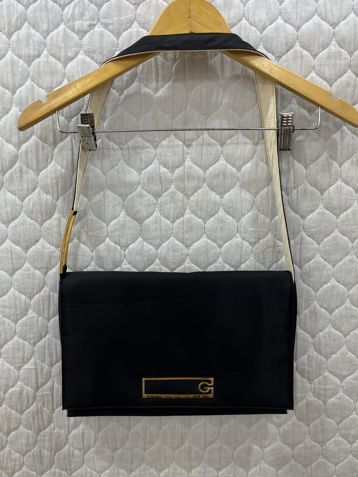 Givenchy 🔥🔥STEALS VINTAGE AUTHENTIC GIVENCHY SHOULDER BAG Size ONE SIZE - 1 Thumbnail