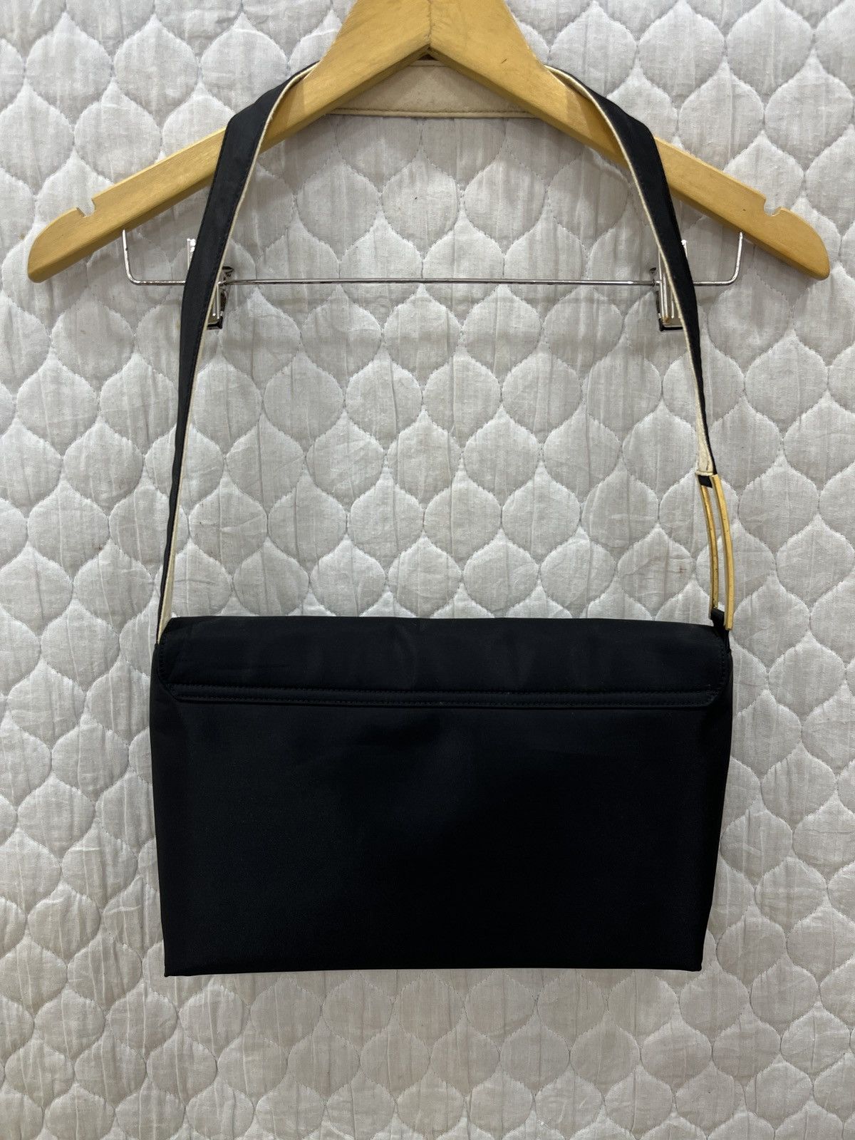 Givenchy 🔥🔥STEALS VINTAGE AUTHENTIC GIVENCHY SHOULDER BAG Size ONE SIZE - 4 Thumbnail
