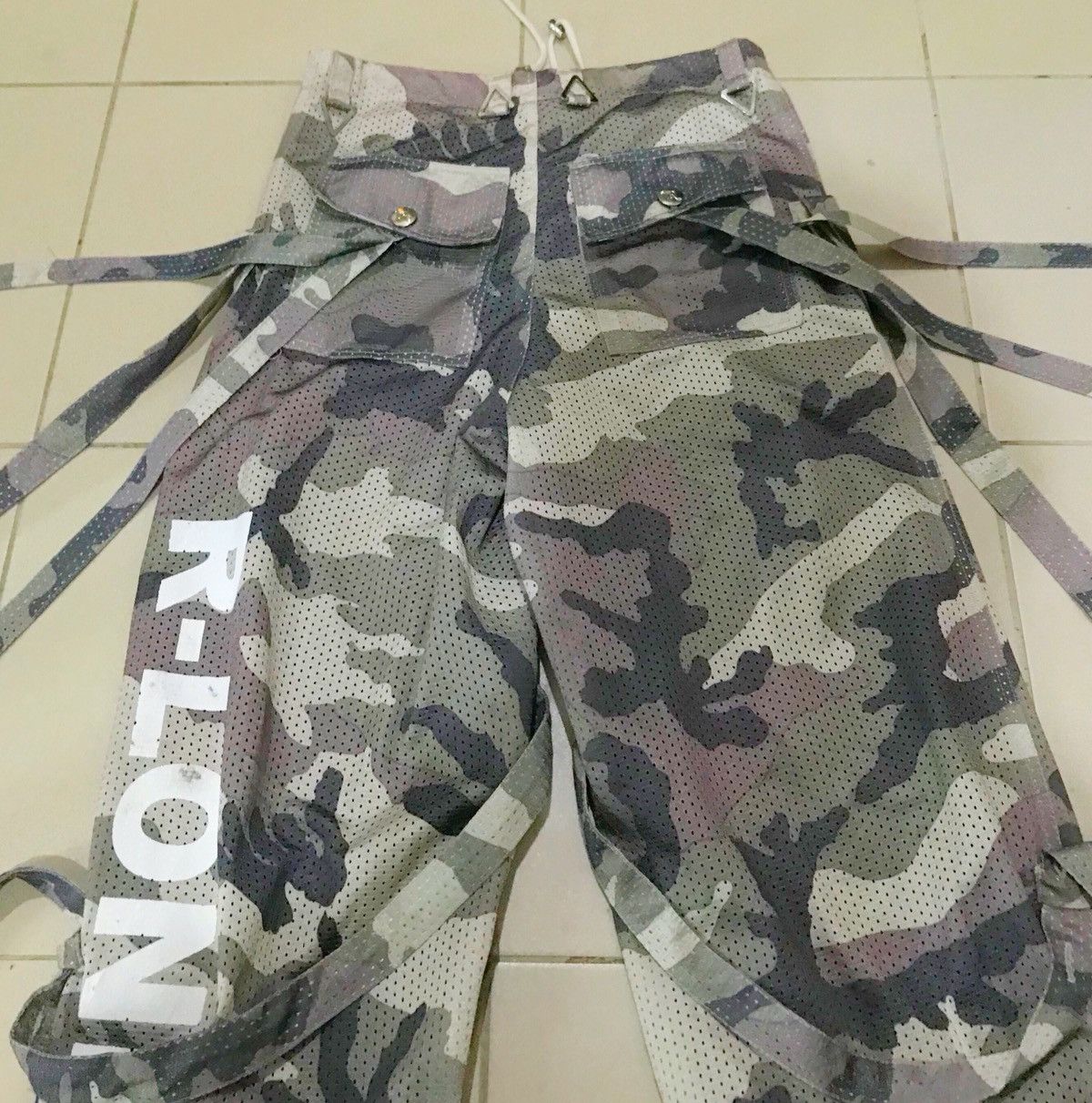 If Six Was Nine R-LONDON Camouflage Mesh Bondage Parachute Urban Cargo Pant Size US 29 - 12 Thumbnail