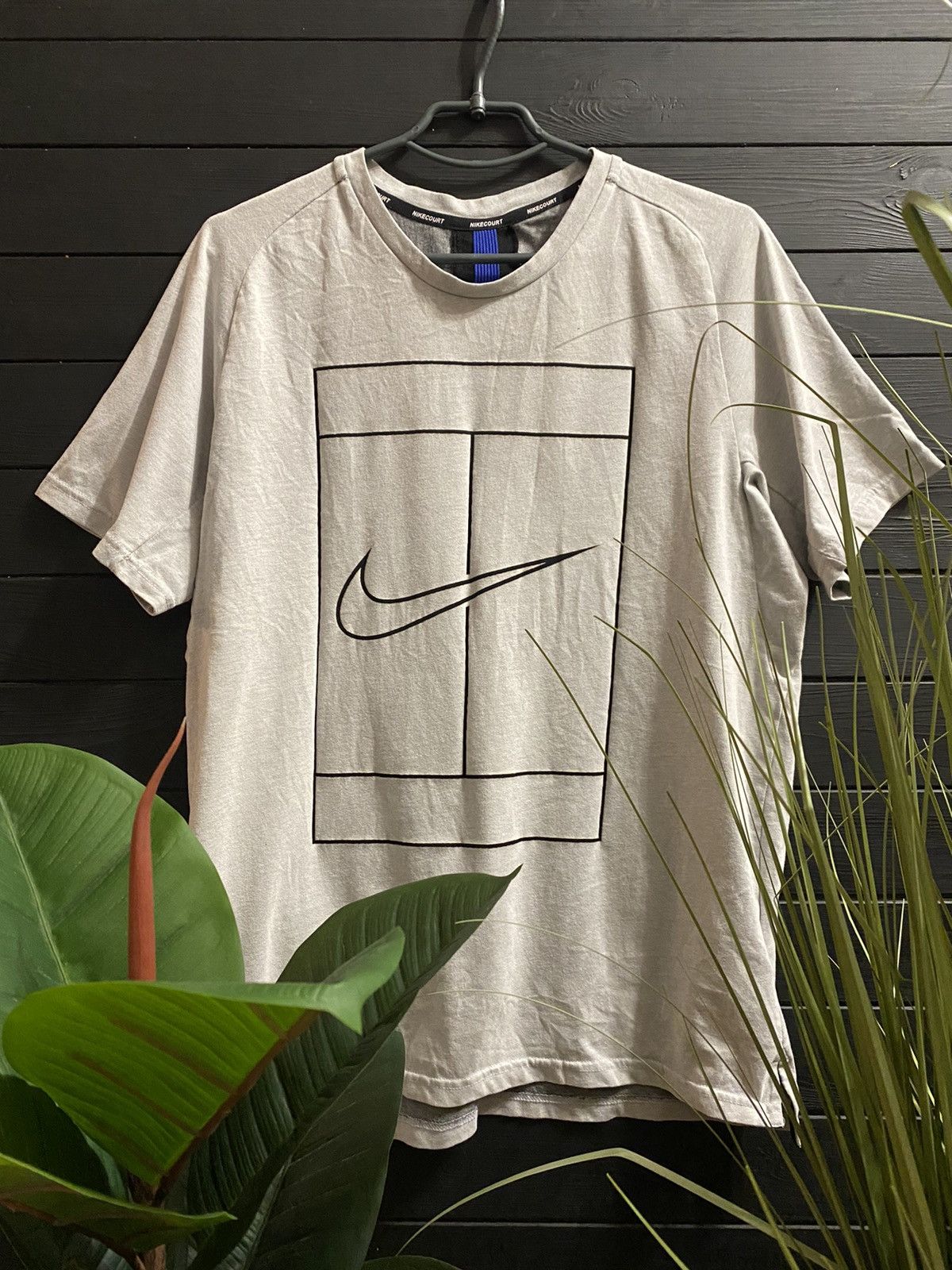 Nike Court t-shirt Big Swosh Centr Logo. Y2K style.