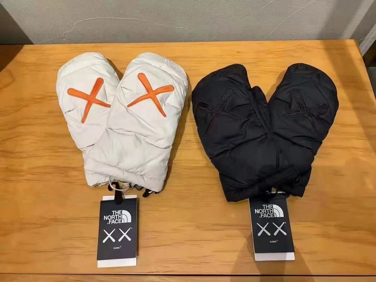 Kaws × The North Face Kaws x The North Face Nuptse Mitt Size ONE SIZE - 4 Thumbnail