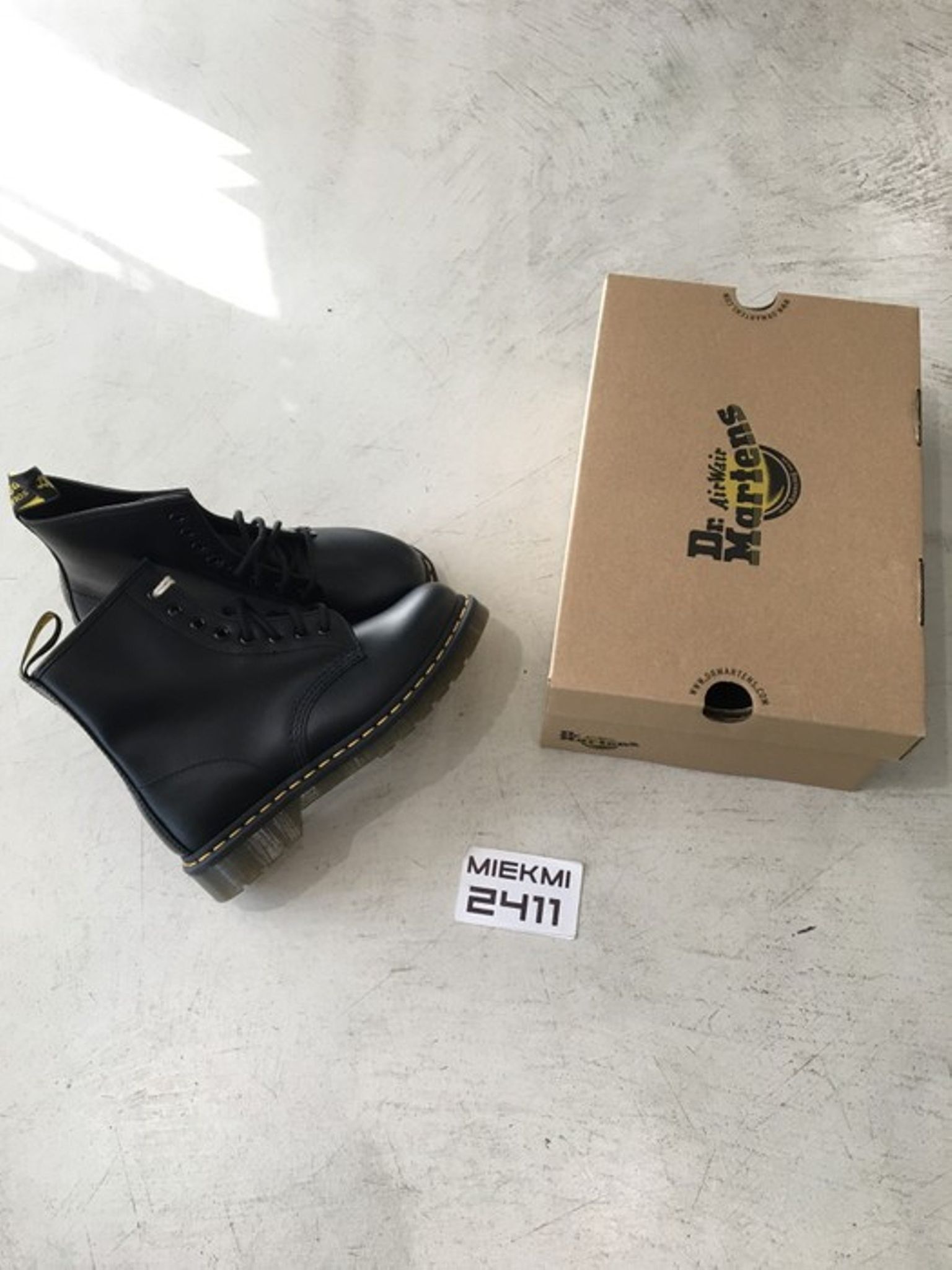 Dr. Martens Dr. Martens 1460 Black Smooth 11822006 US 9 EU 42 Size US 9 / EU 42 - 3 Thumbnail