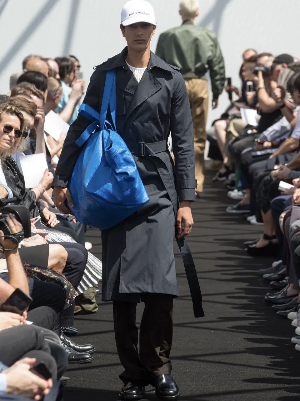 Balenciaga Balenciaga SS17 runway Shrunk trench coat Size US L / EU 52-54 / 3 - 9 Thumbnail