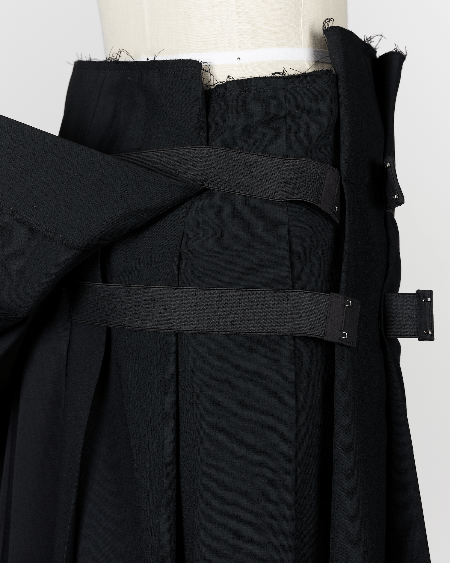 Comme des Garcons Rare Vintage 2012 Asymmetric Pleated Skirt Size 27" / US 4 / IT 40 - 7 Thumbnail
