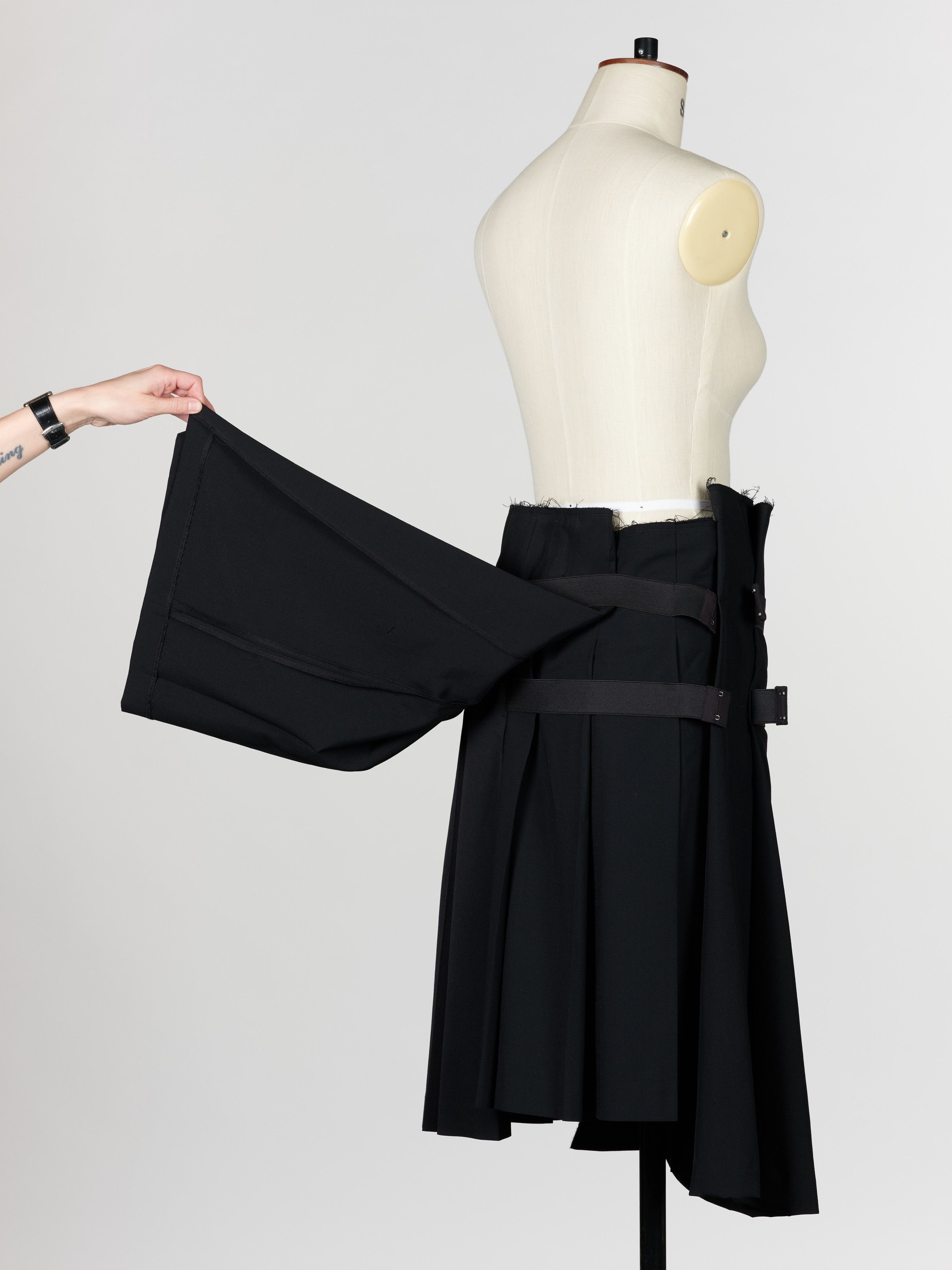 Comme des Garcons Rare Vintage 2012 Asymmetric Pleated Skirt Size 27" / US 4 / IT 40 - 5 Thumbnail