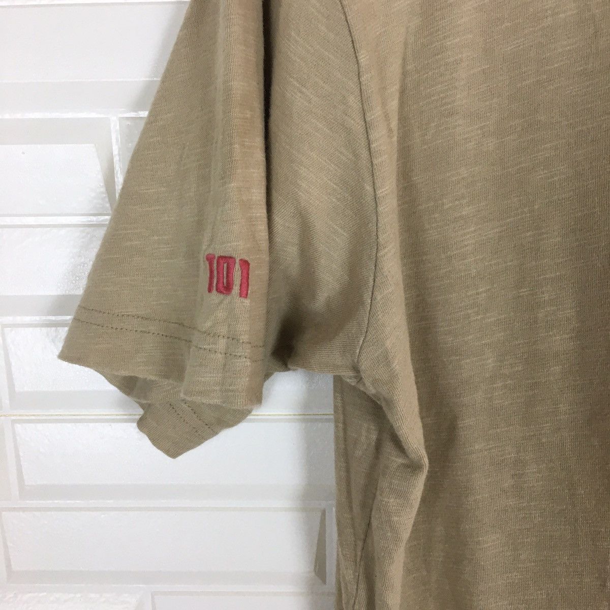 Uniqlo Uniqlo Beach Boy Graphic Tee Size US M / EU 48-50 / 2 - 5 Thumbnail
