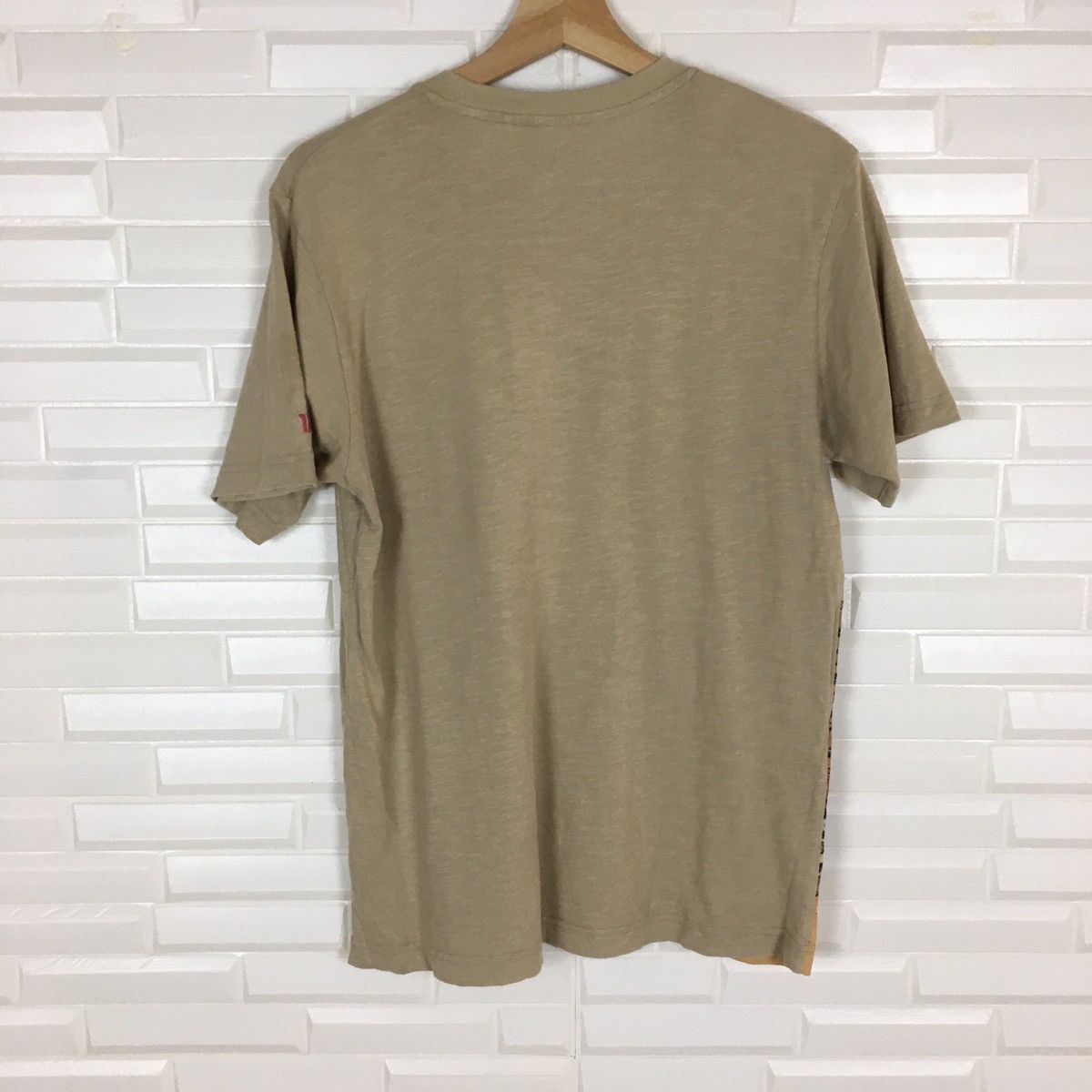 Uniqlo Uniqlo Beach Boy Graphic Tee Size US M / EU 48-50 / 2 - 2 Thumbnail
