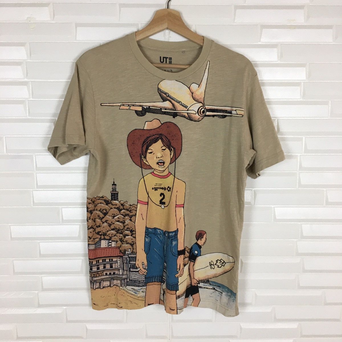Uniqlo Uniqlo Beach Boy Graphic Tee Size US M / EU 48-50 / 2 - 1 Thumbnail
