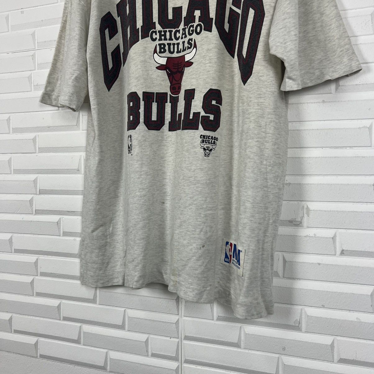 NBA × Vintage VINTAGE Y2K CHICAGO BULLS NBA BIG LOGO TEE Size US L / EU 52-54 / 3 - 5 Thumbnail