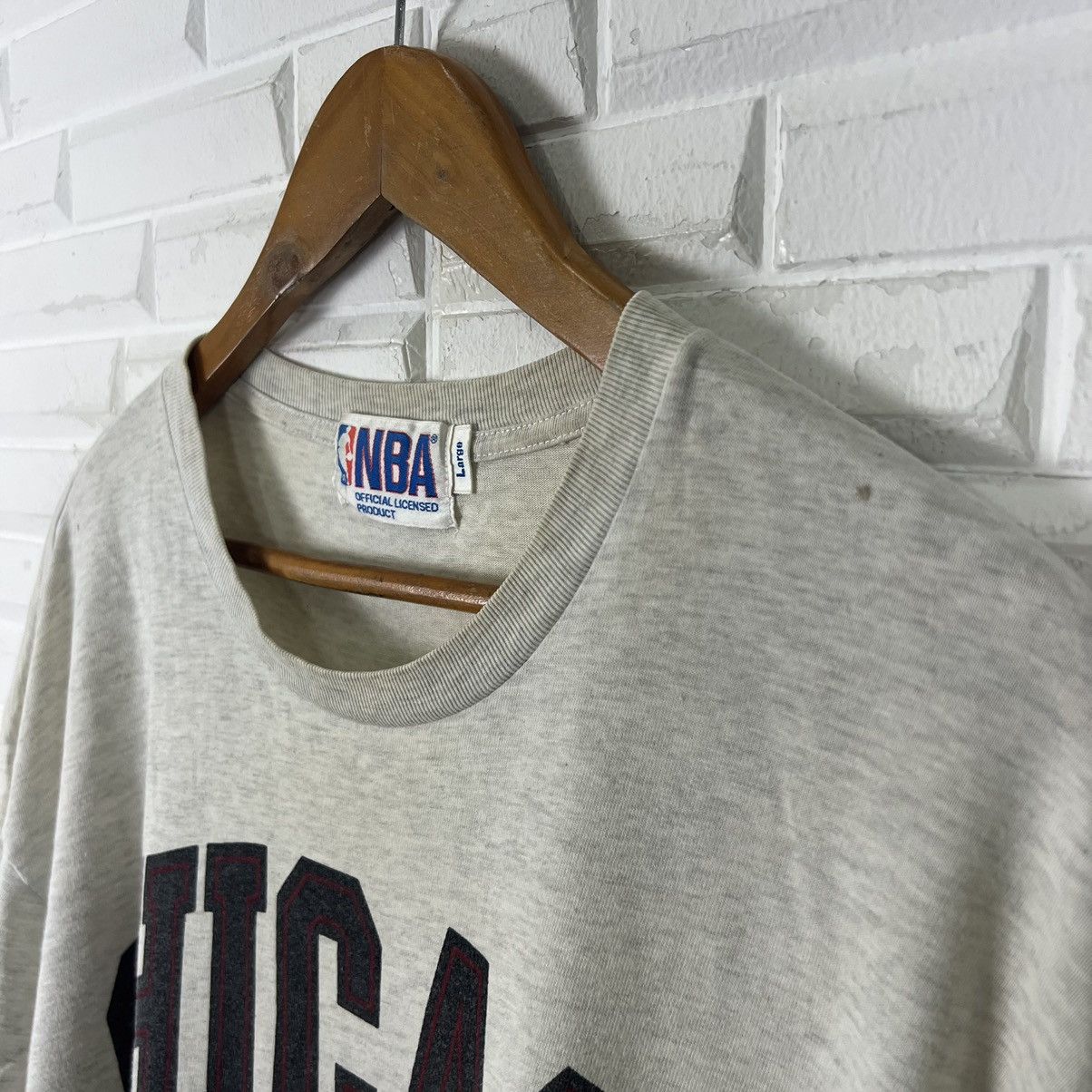 NBA × Vintage VINTAGE Y2K CHICAGO BULLS NBA BIG LOGO TEE Size US L / EU 52-54 / 3 - 9 Thumbnail