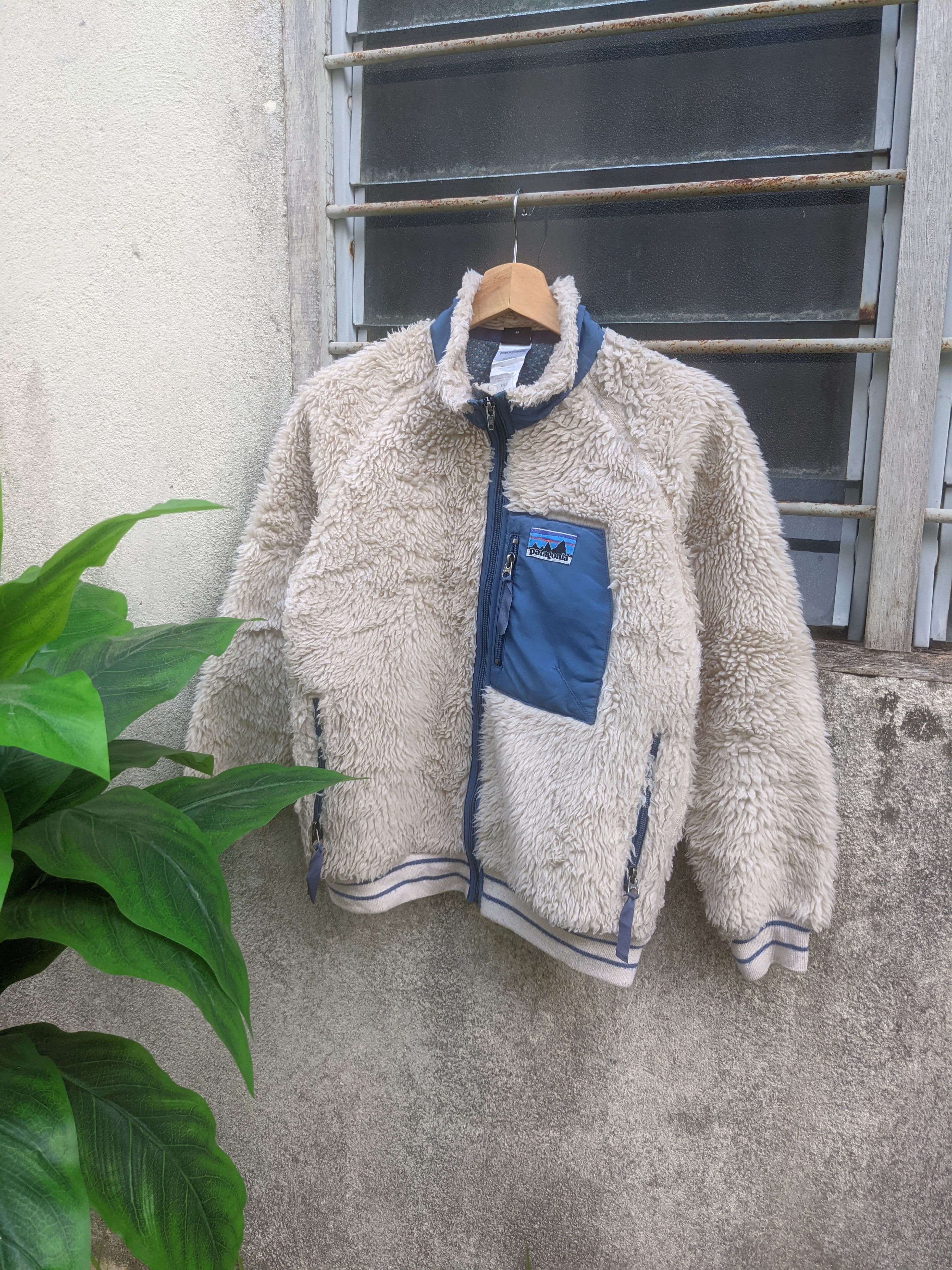 image of Steals Patagonia Deep Pile Fleece Kids Jacket in White (Size XS)