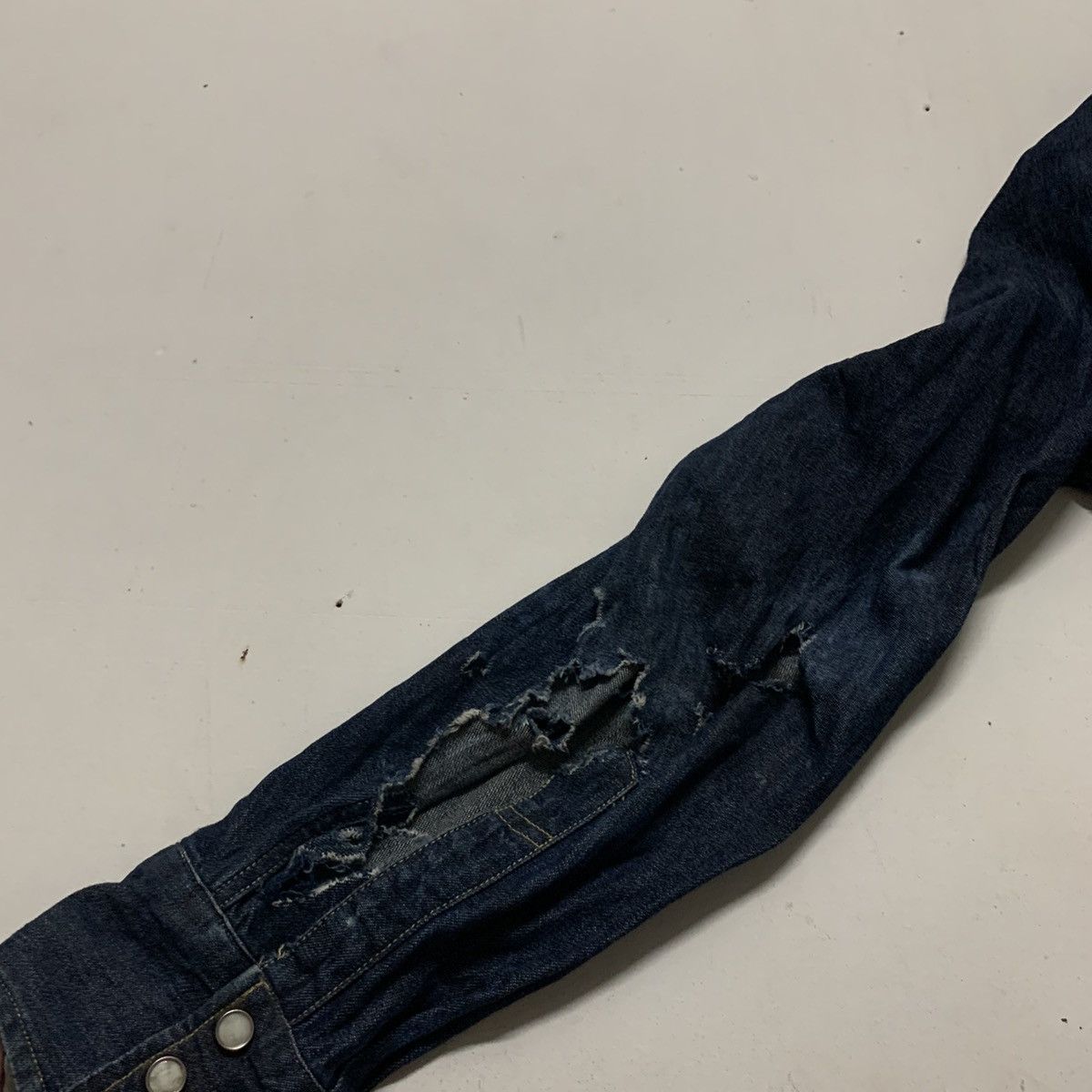 Levi's × Levi's Vintage Clothing Vintage LEVI’S Short Horn Pearl-Like Button Thrashed Tee Size US L / EU 52-54 / 3 - 9 Thumbnail
