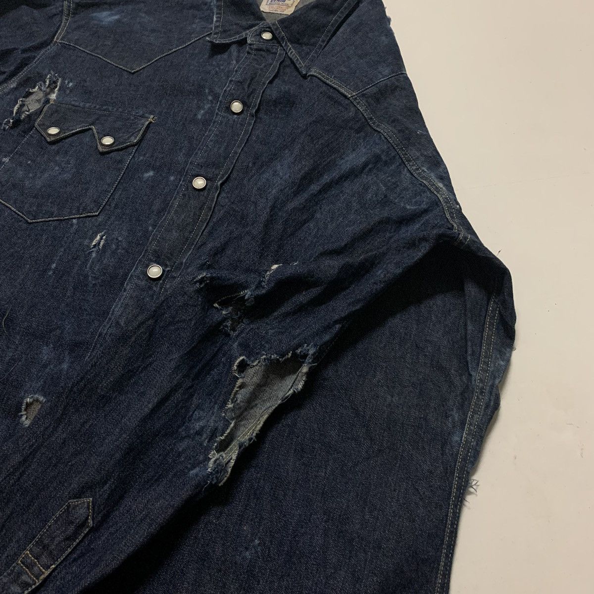 Levi's × Levi's Vintage Clothing Vintage LEVI’S Short Horn Pearl-Like Button Thrashed Tee Size US L / EU 52-54 / 3 - 8 Thumbnail