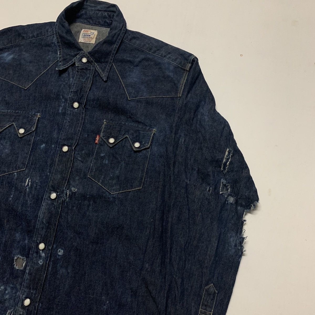 Levi's × Levi's Vintage Clothing Vintage LEVI’S Short Horn Pearl-Like Button Thrashed Tee Size US L / EU 52-54 / 3 - 4 Thumbnail