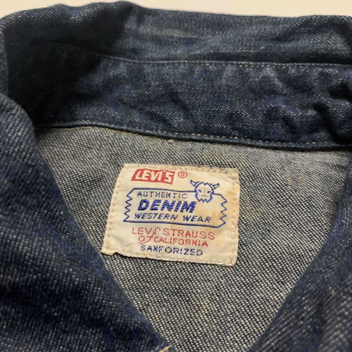 Levi's × Levi's Vintage Clothing Vintage LEVI’S Short Horn Pearl-Like Button Thrashed Tee Size US L / EU 52-54 / 3 - 6 Thumbnail