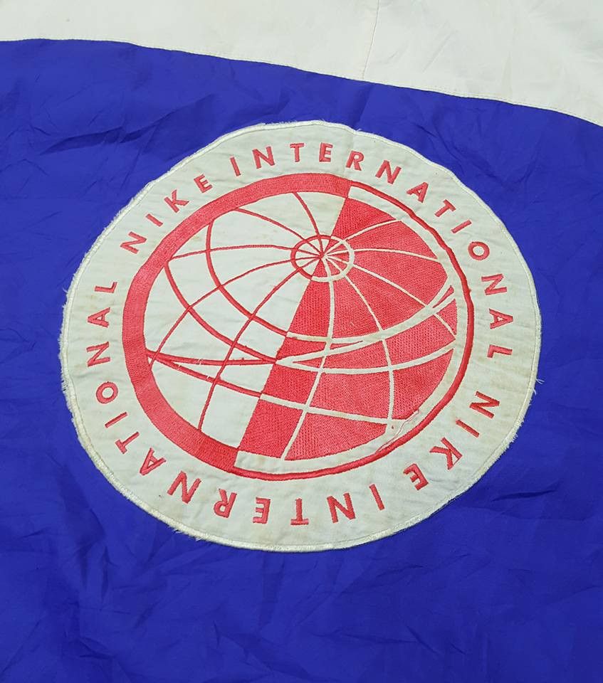 Nike × Vintage Vtg. NIKE INTERNATIONAL 90's 'SAMPLE' Windbreaker Jacket Size US M / EU 48-50 / 2 - 8 Thumbnail