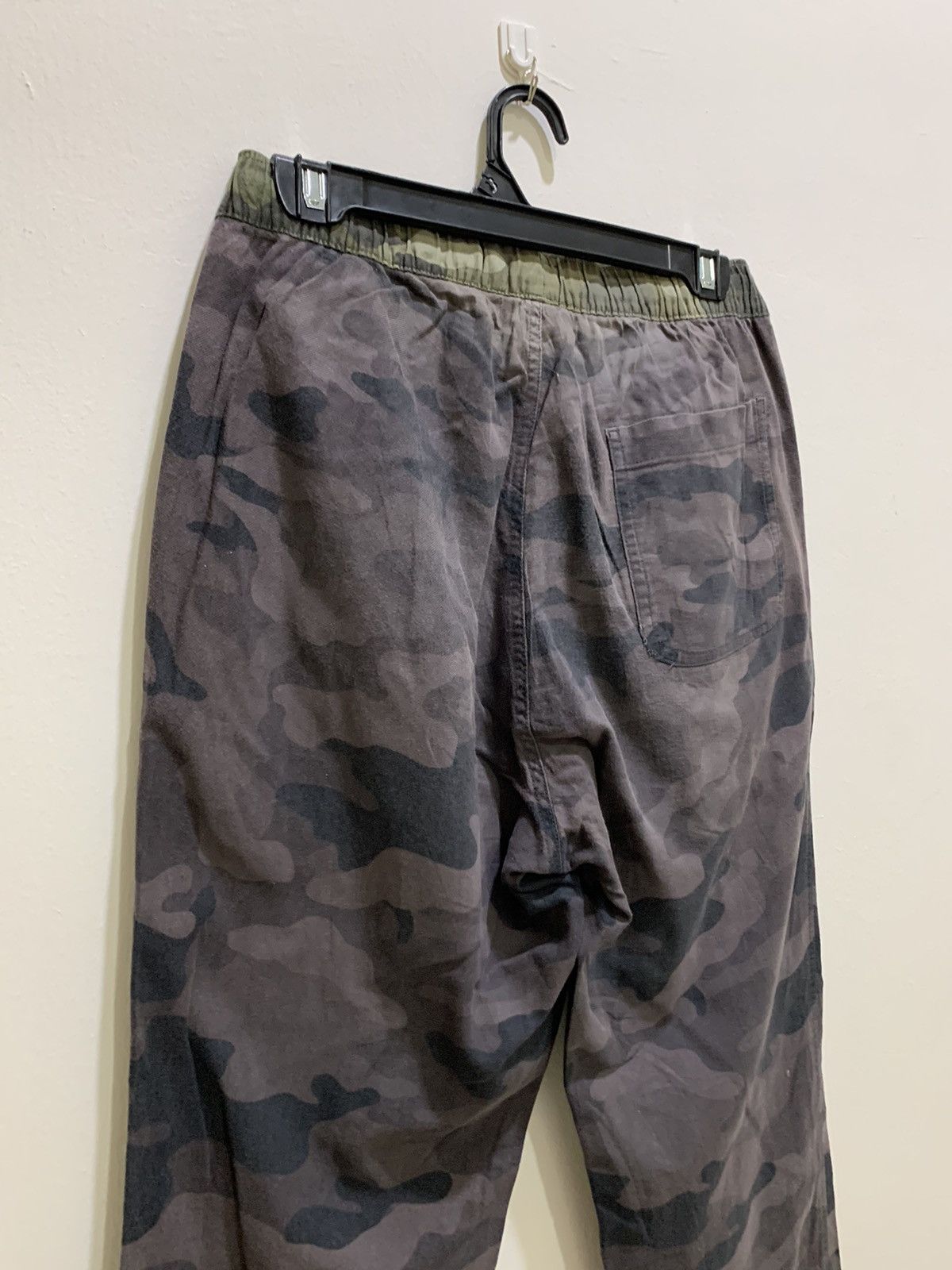 Designer × Uniqlo UNIQLO Camo Fullprint Drawstring Sportwear Army Jogger Pant Size US 29 - 10 Thumbnail