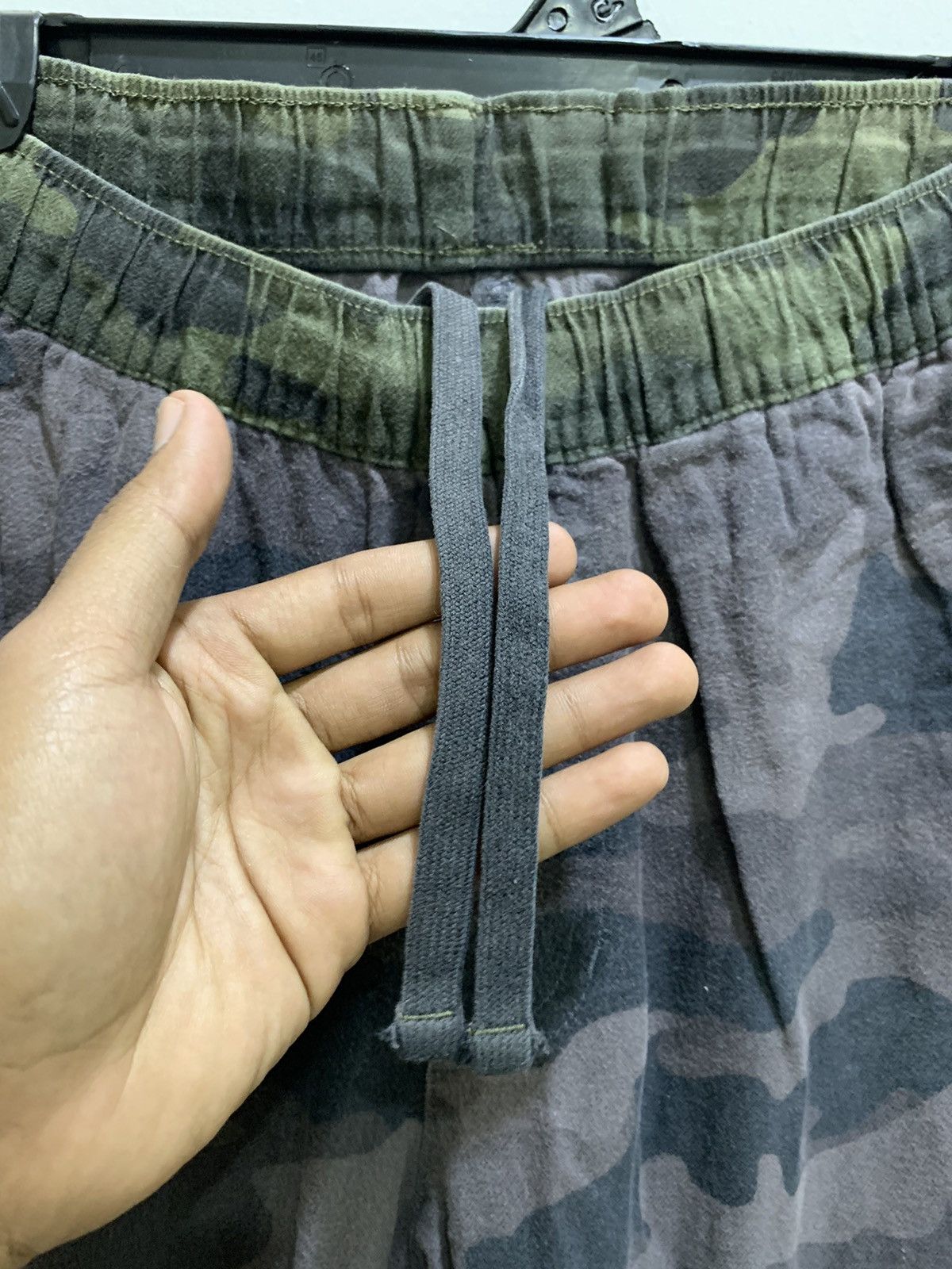 Designer × Uniqlo UNIQLO Camo Fullprint Drawstring Sportwear Army Jogger Pant Size US 29 - 7 Thumbnail