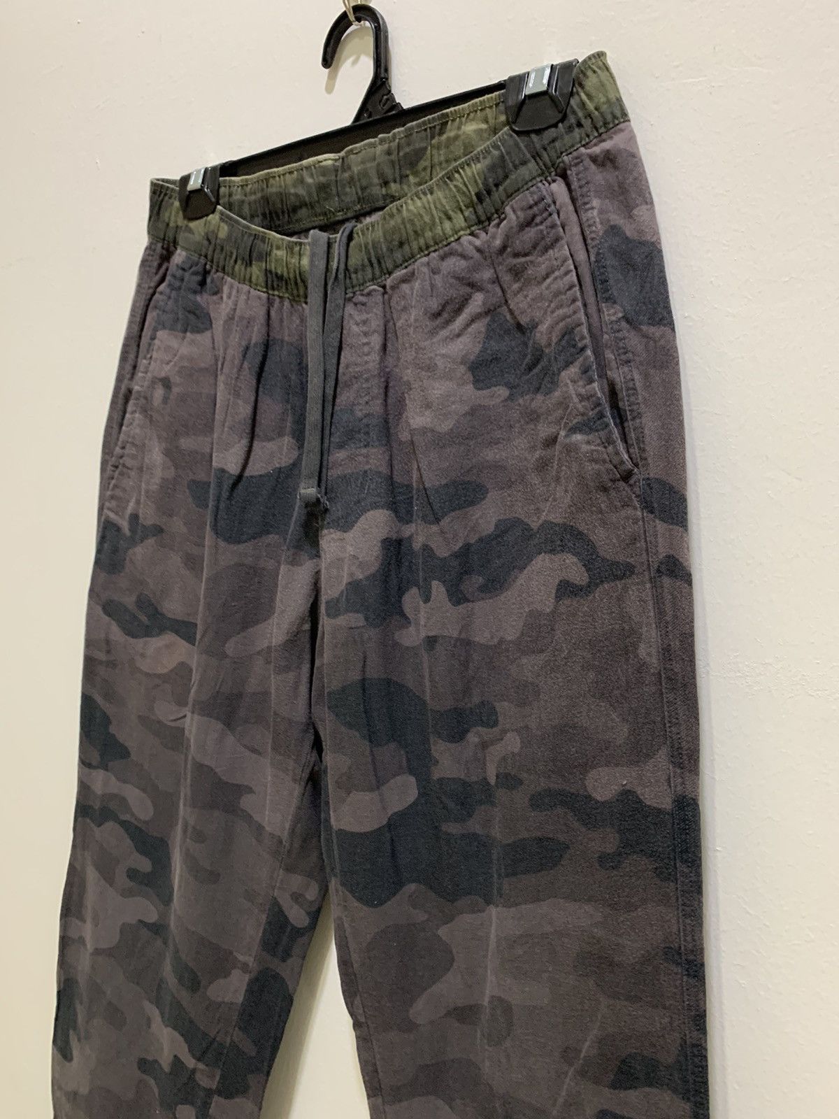 Designer × Uniqlo UNIQLO Camo Fullprint Drawstring Sportwear Army Jogger Pant Size US 29 - 6 Thumbnail