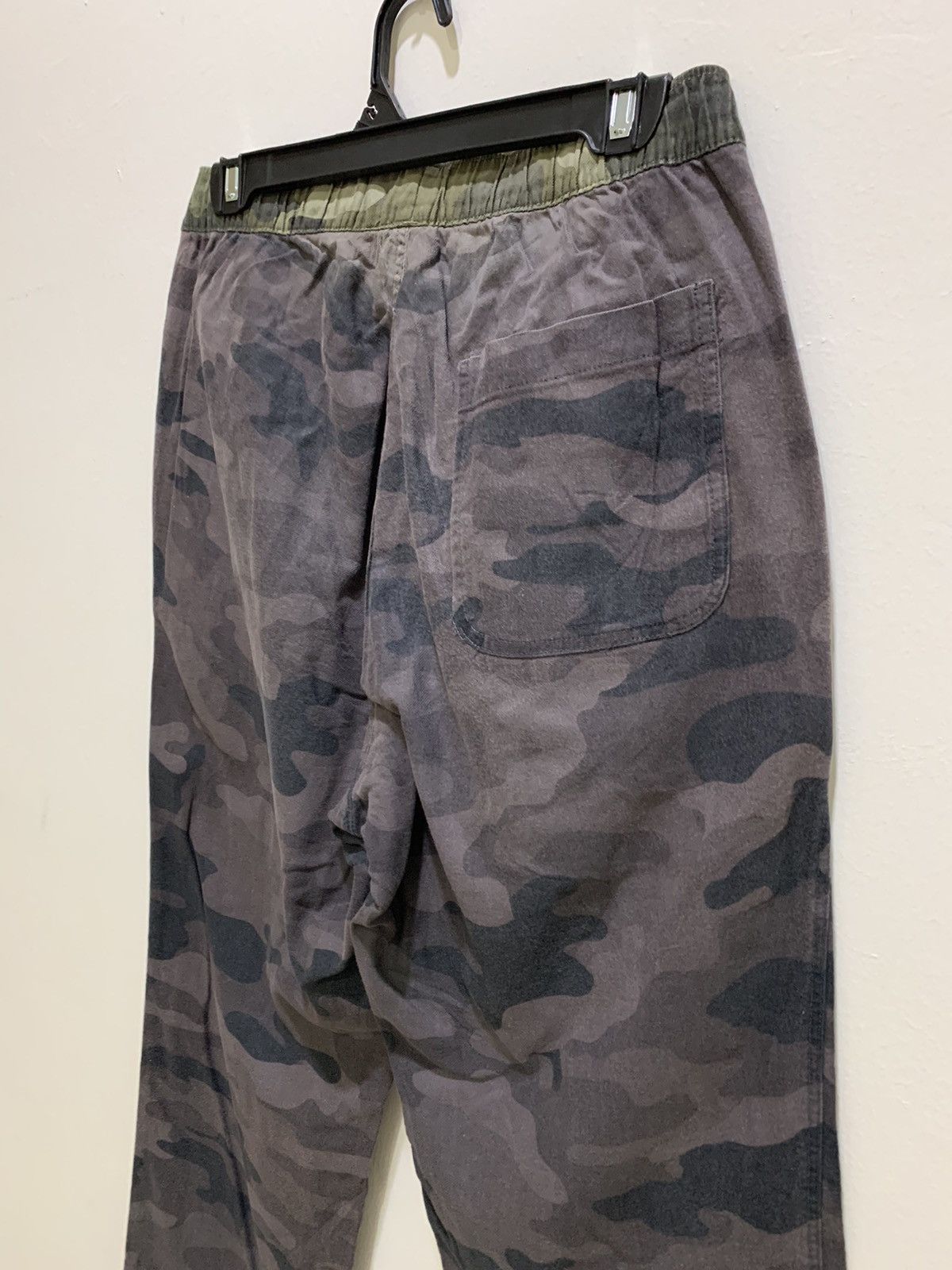 Designer × Uniqlo UNIQLO Camo Fullprint Drawstring Sportwear Army Jogger Pant Size US 29 - 11 Thumbnail