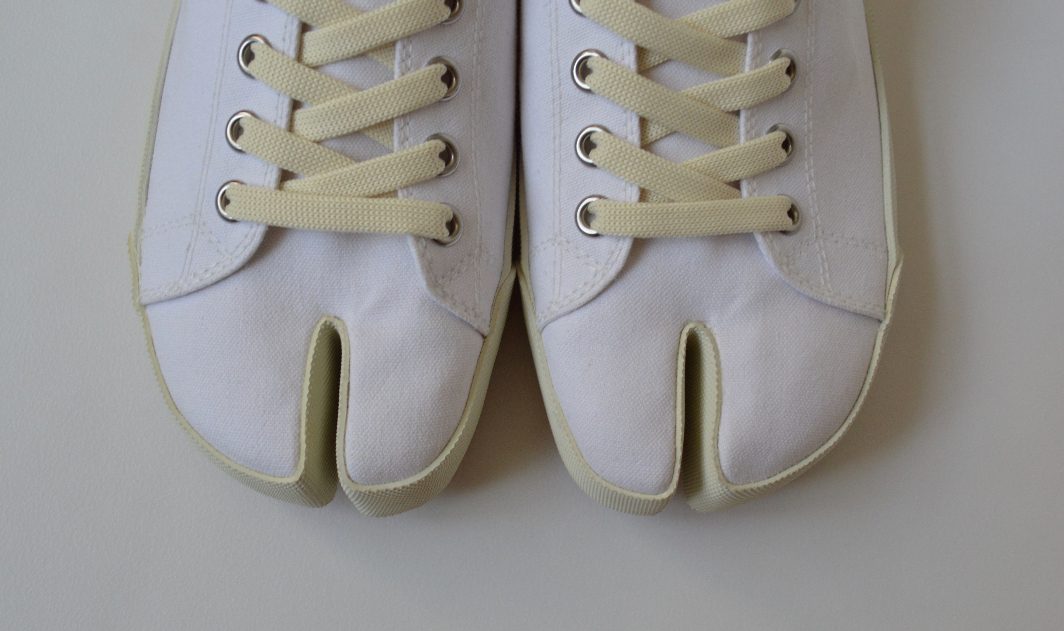 Maison Margiela White Canvas Tabi Sneakers Size US 8 / EU 41 - 4 Thumbnail