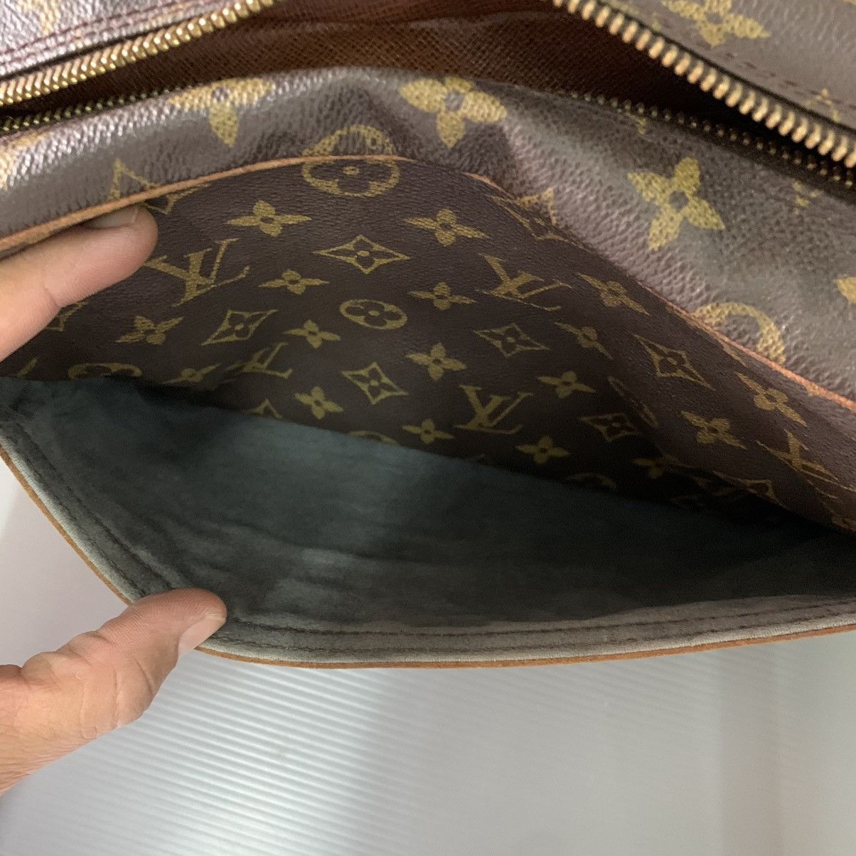 Louis Vuitton Louis Vuitton Monogram Slingbag Size ONE SIZE - 23 Thumbnail