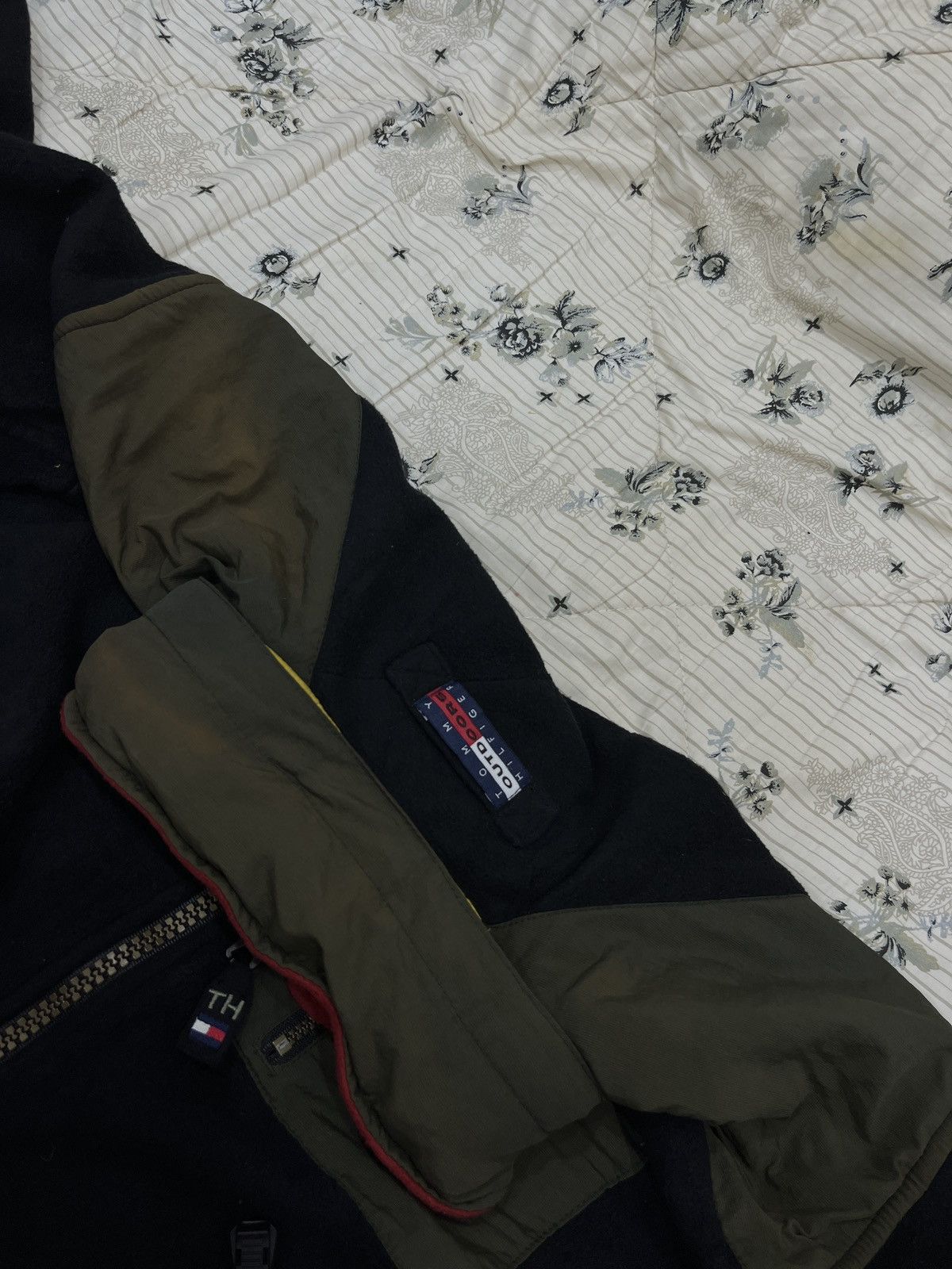 Hypebeast × Tommy Hilfiger (Rrr). VINTAGE TOMMY HILFIGER HYPEBEAST JACKET Size US M / EU 48-50 / 2 - 15 Thumbnail
