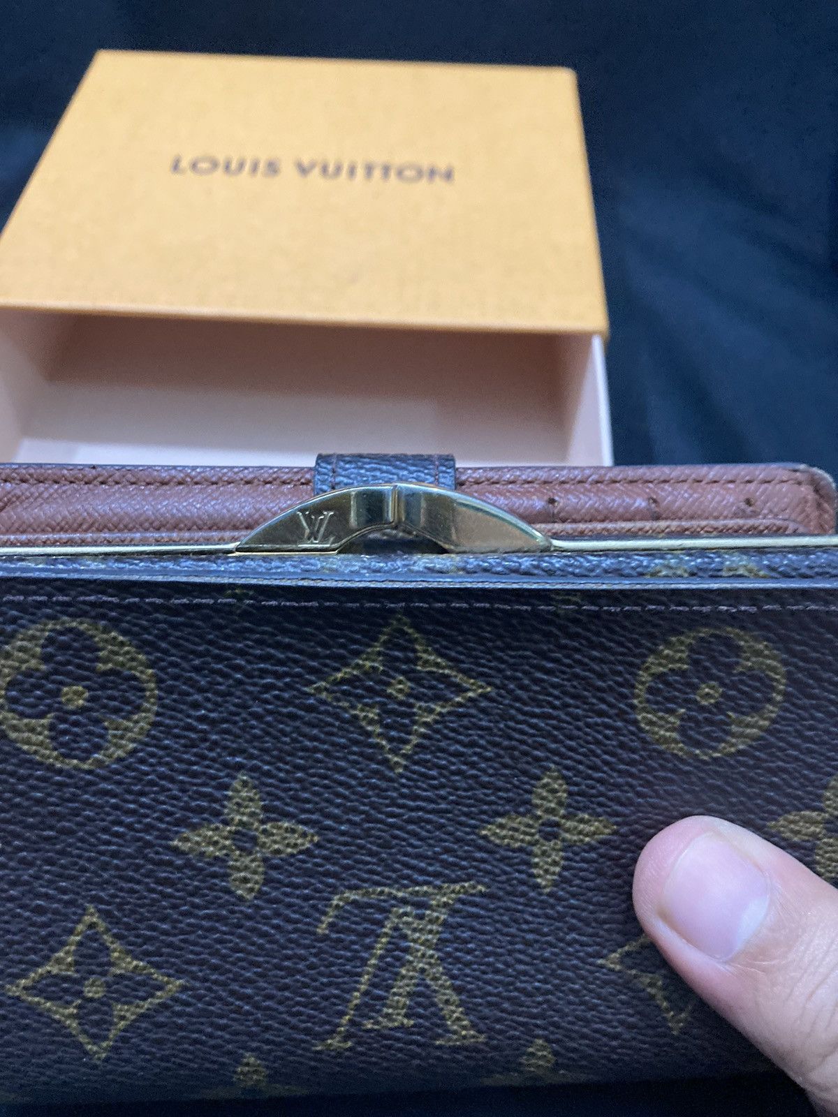 Louis Vuitton Louis Vuitton French Purse Size ONE SIZE - 8 Thumbnail