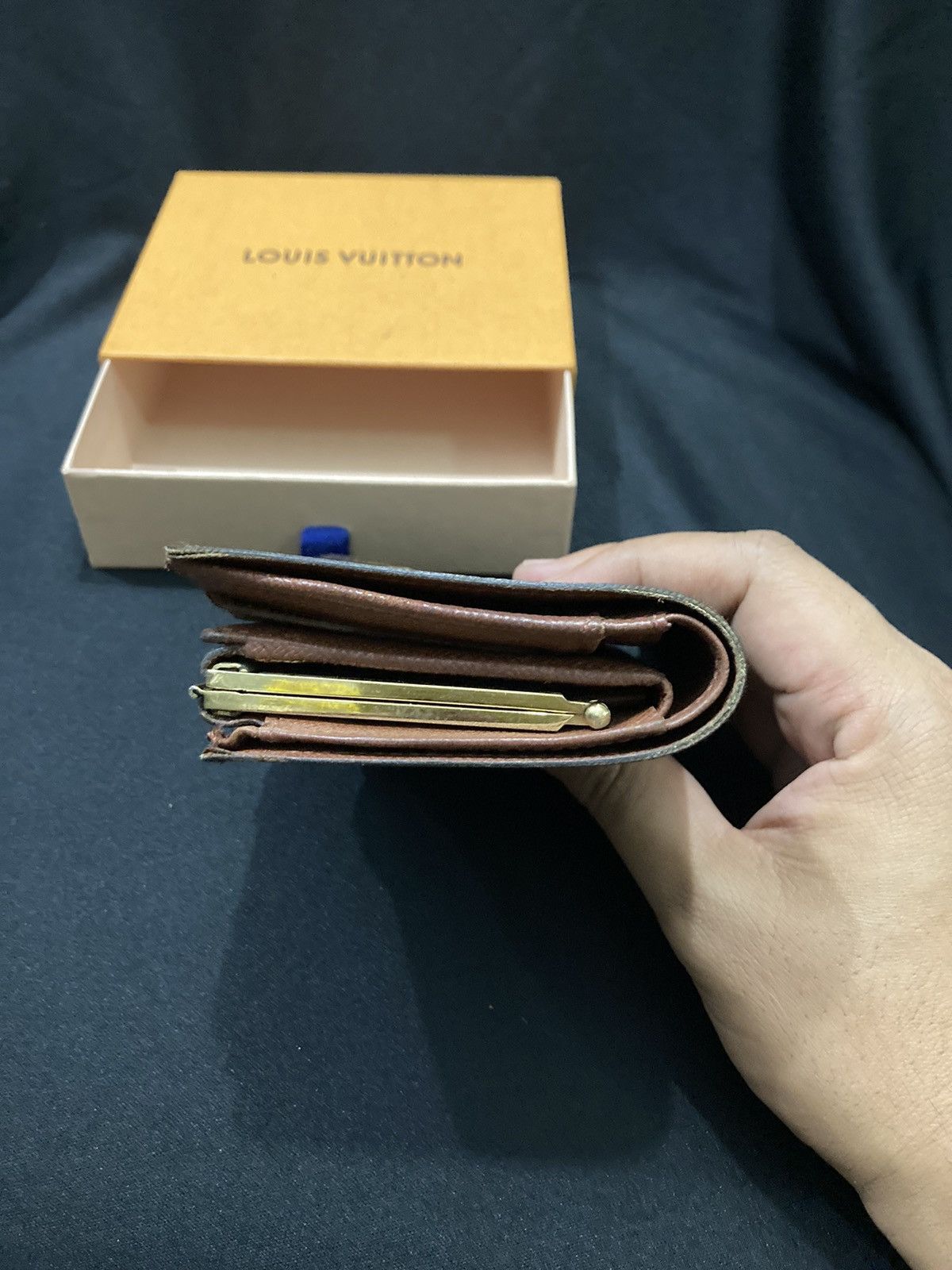 Louis Vuitton Louis Vuitton French Purse Size ONE SIZE - 9 Thumbnail