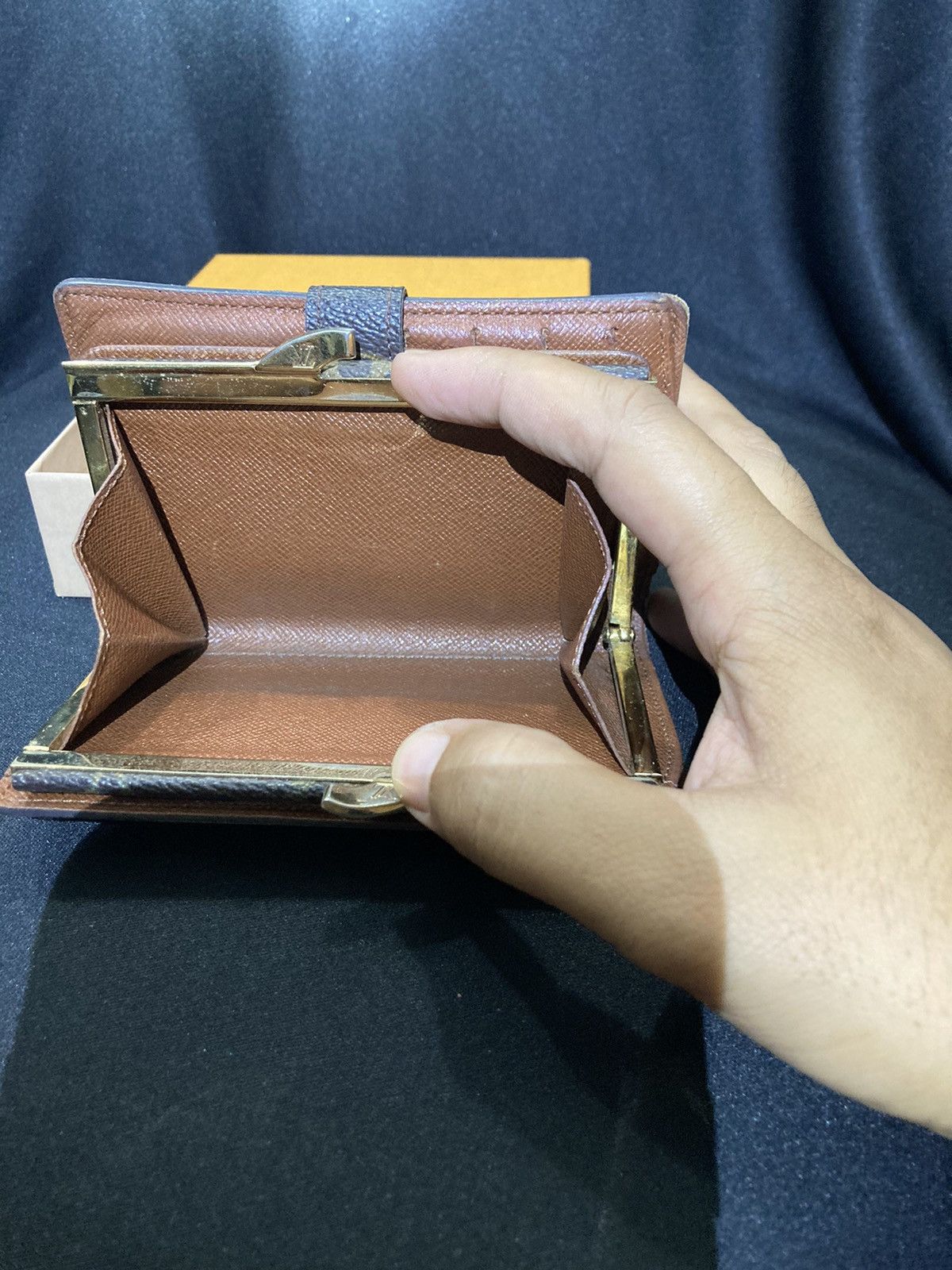 Louis Vuitton Louis Vuitton French Purse Size ONE SIZE - 6 Thumbnail