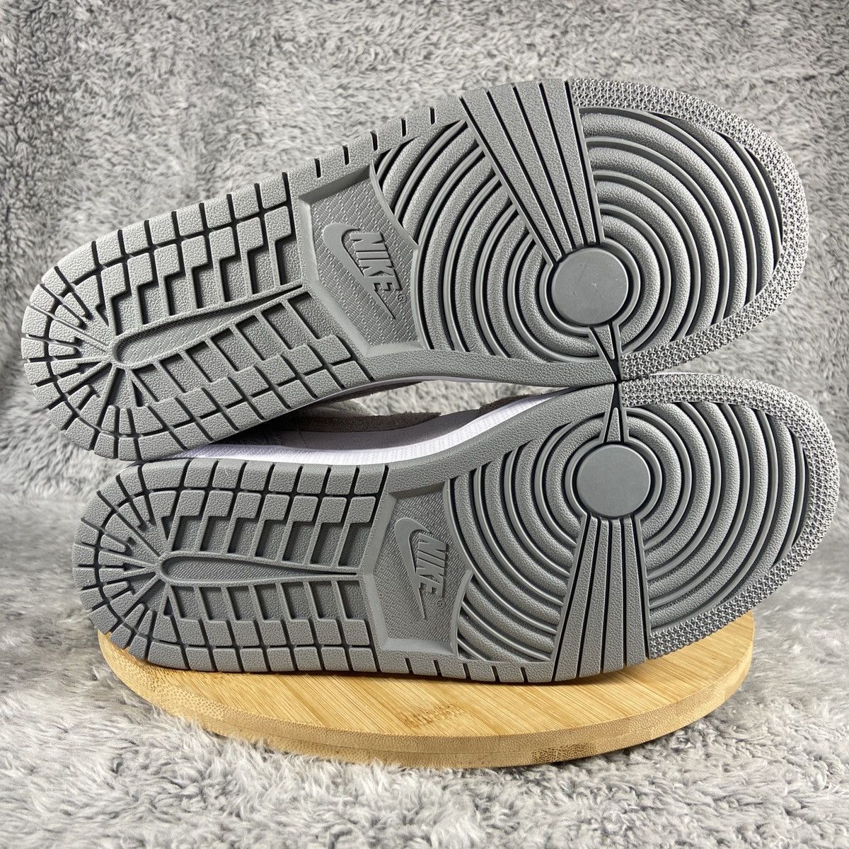 Jordan Brand Air Jordan 1 Mid SE Women's 'Particle Grey' Size 10 Size US 10 / EU 43 - 9 Thumbnail