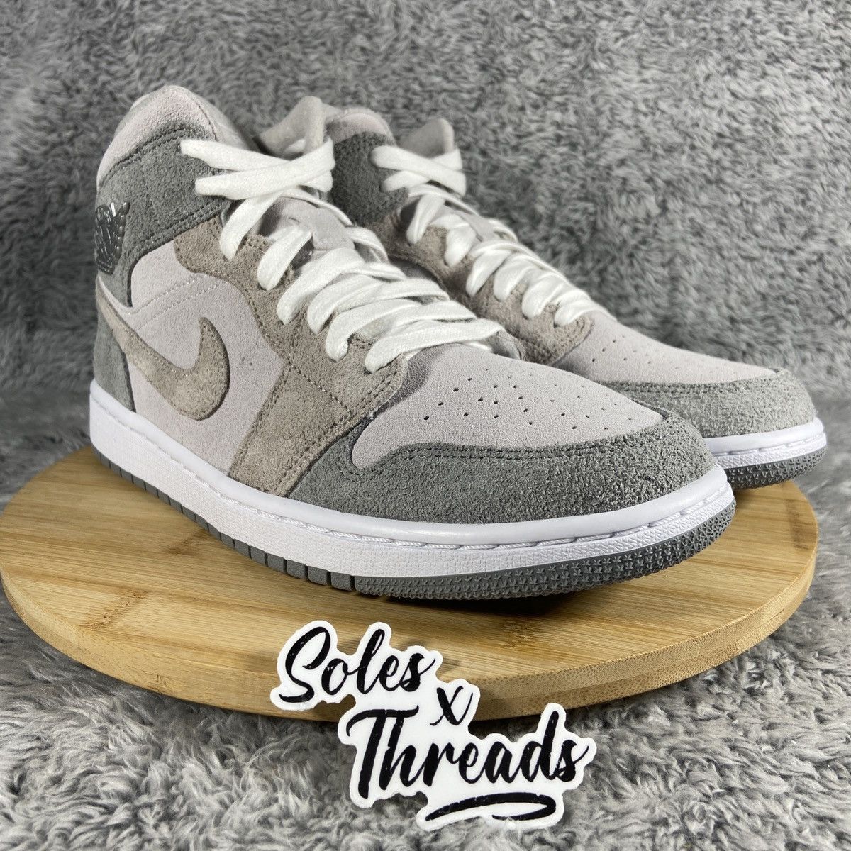 Jordan Brand Air Jordan 1 Mid SE Women's 'Particle Grey' Size 10 Size US 10 / EU 43 - 2 Thumbnail